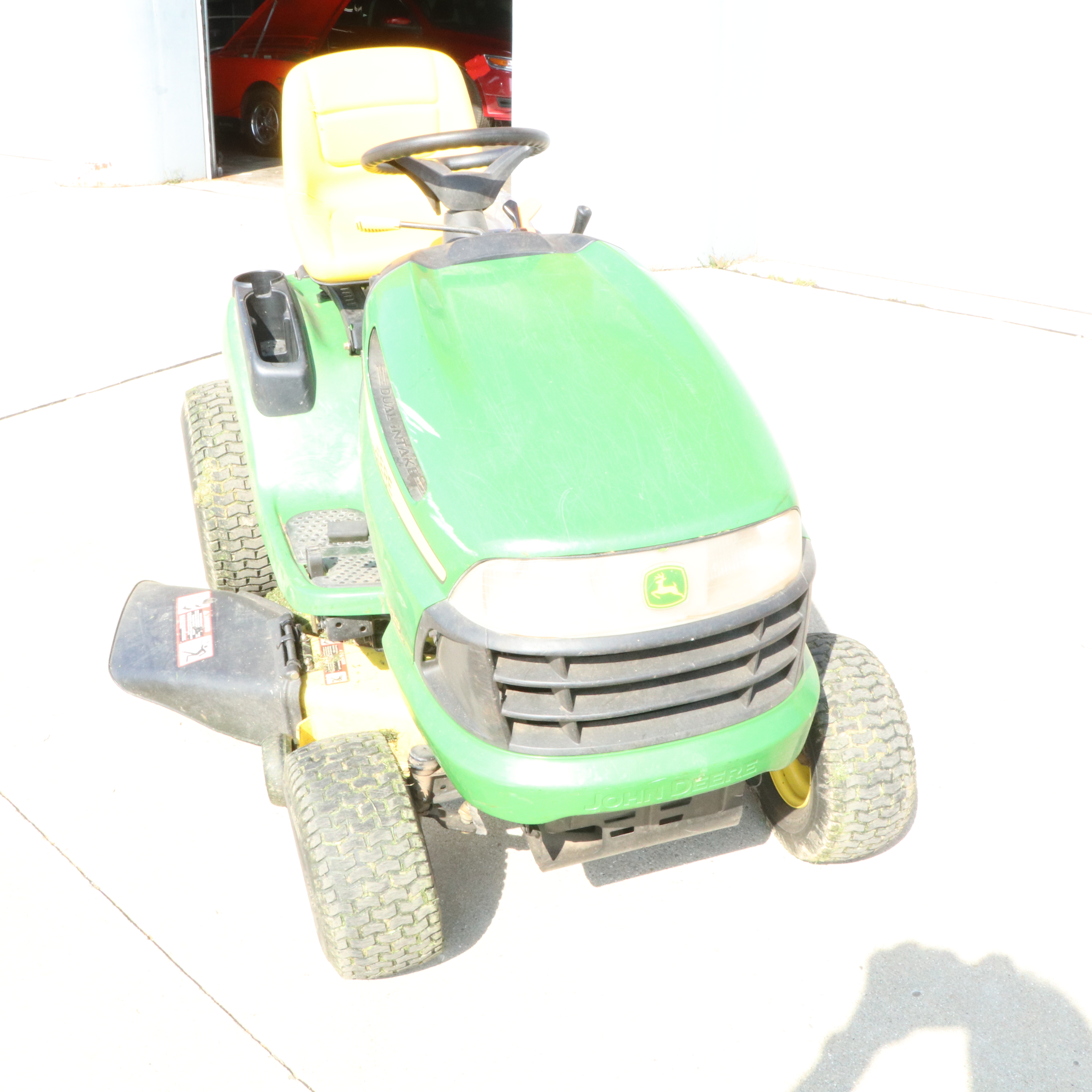 John Deere LA120 Lawn Tractor