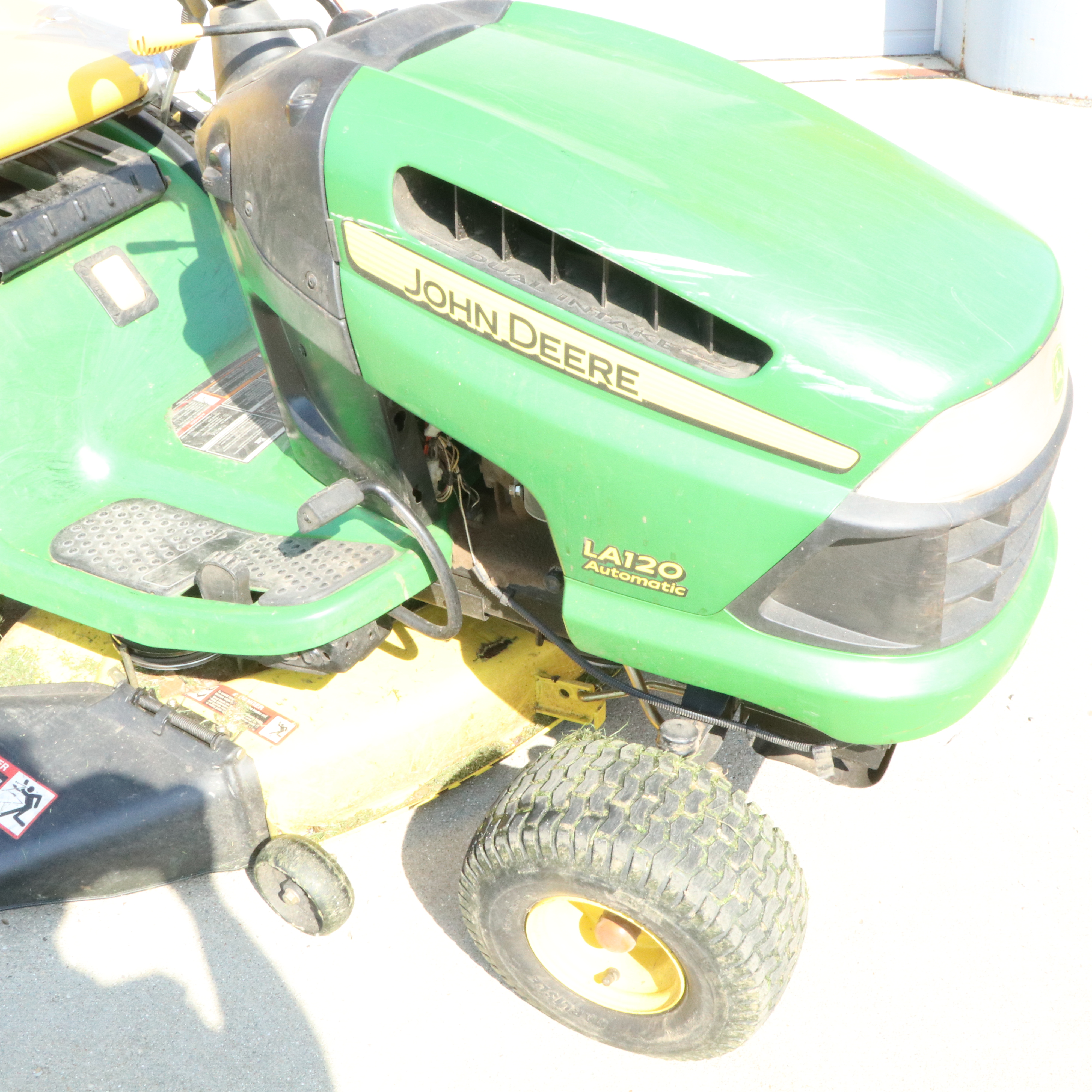 John Deere LA120 Lawn Tractor