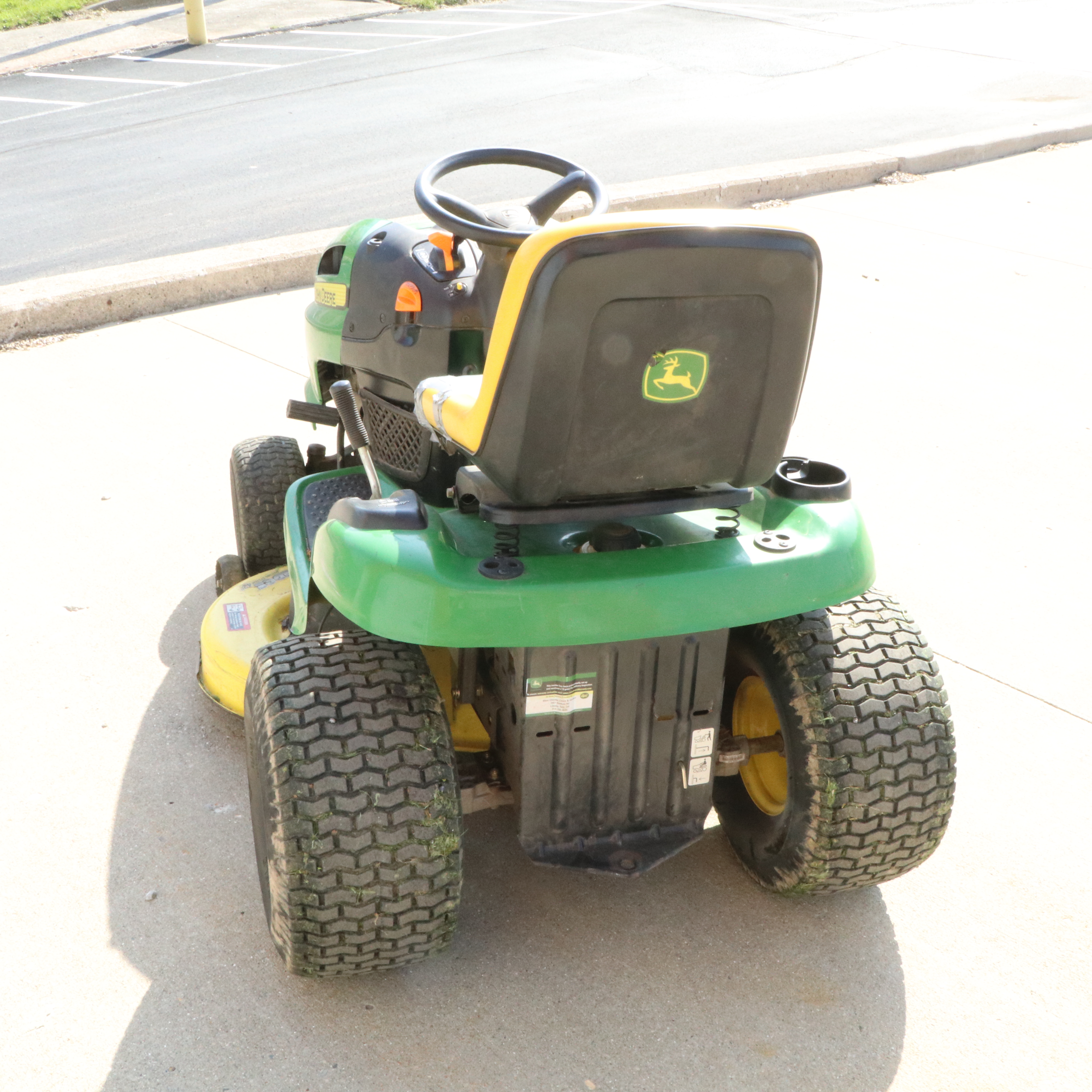 John Deere LA120 Lawn Tractor