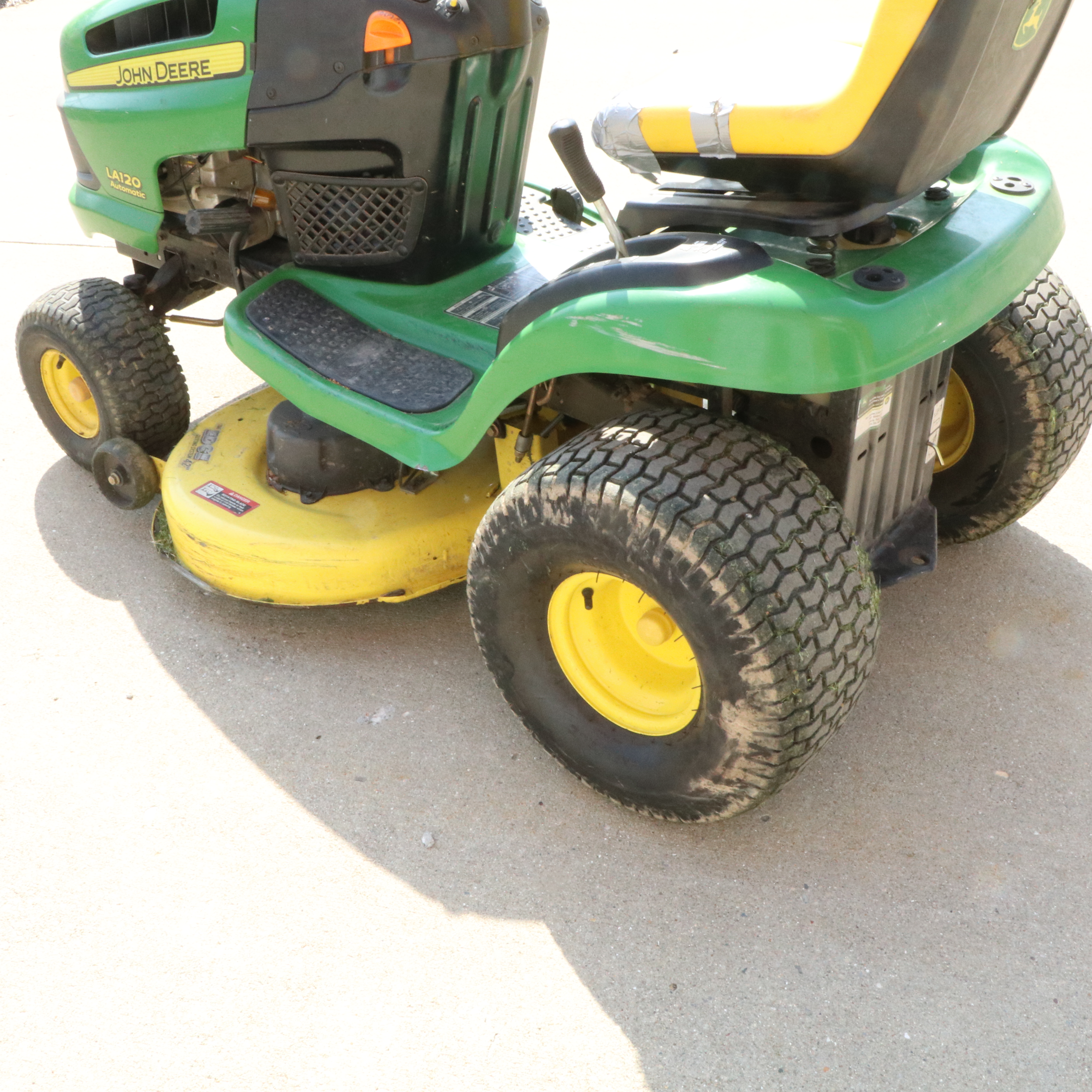 John Deere LA120 Lawn Tractor