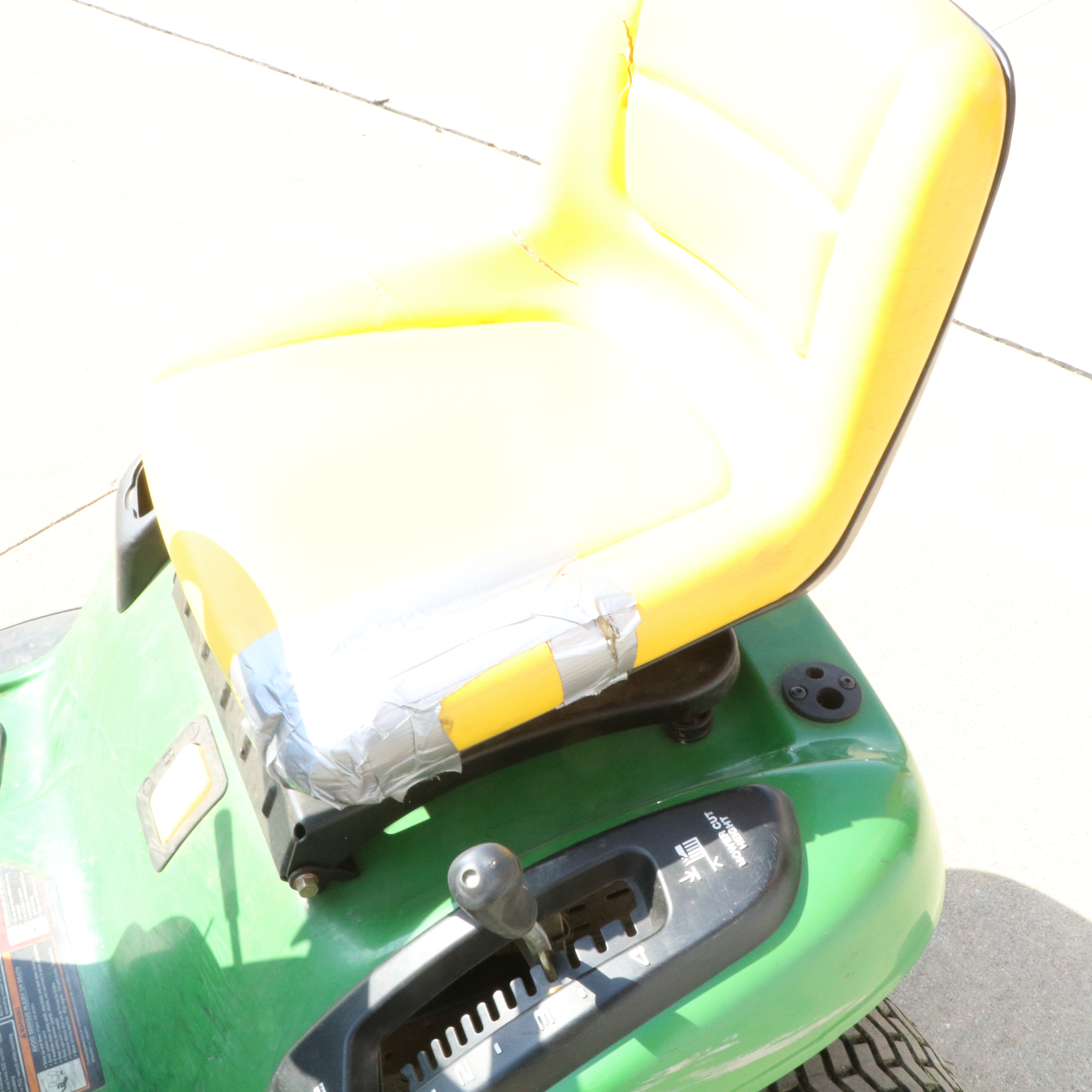 John Deere LA120 Lawn Tractor