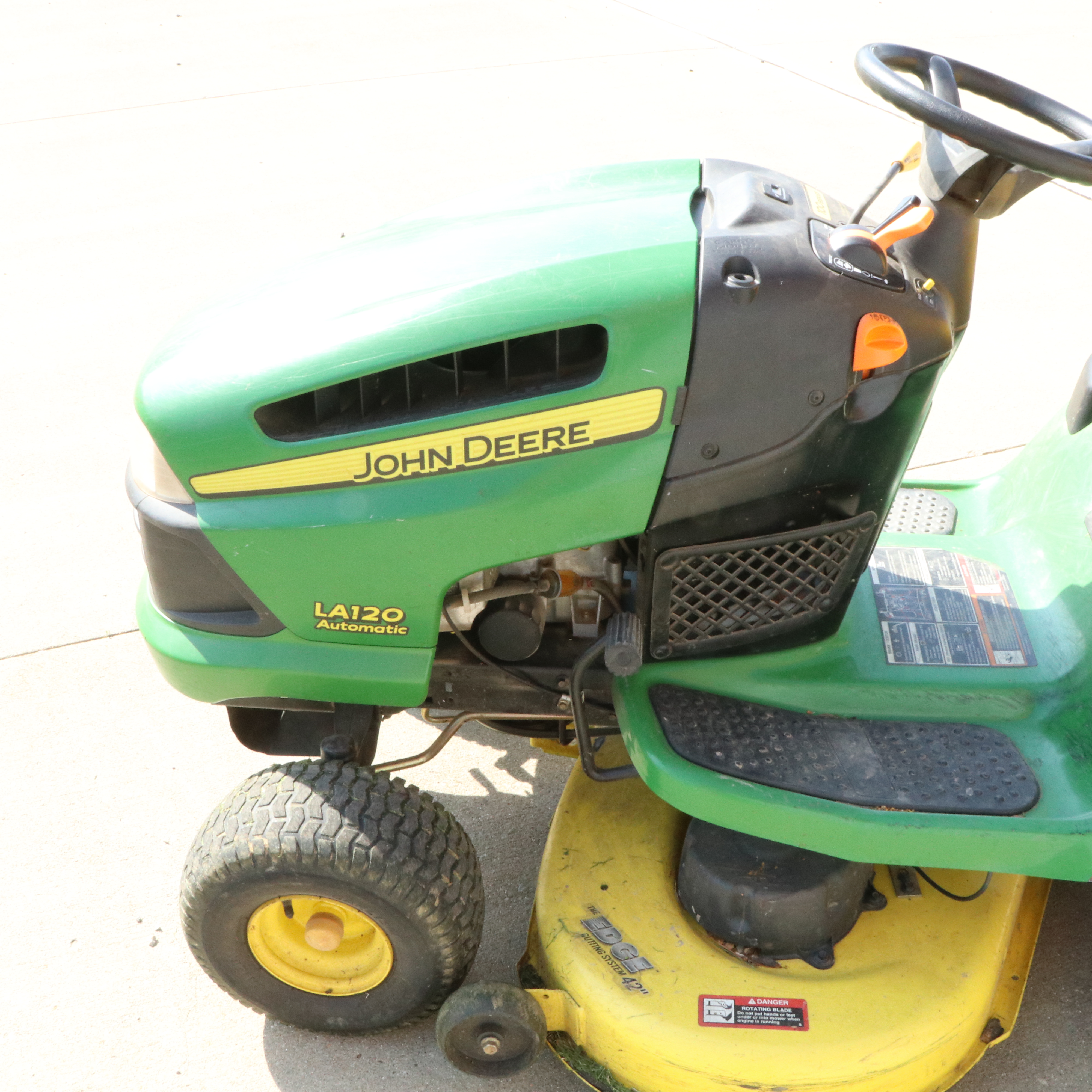 John Deere LA120 Lawn Tractor