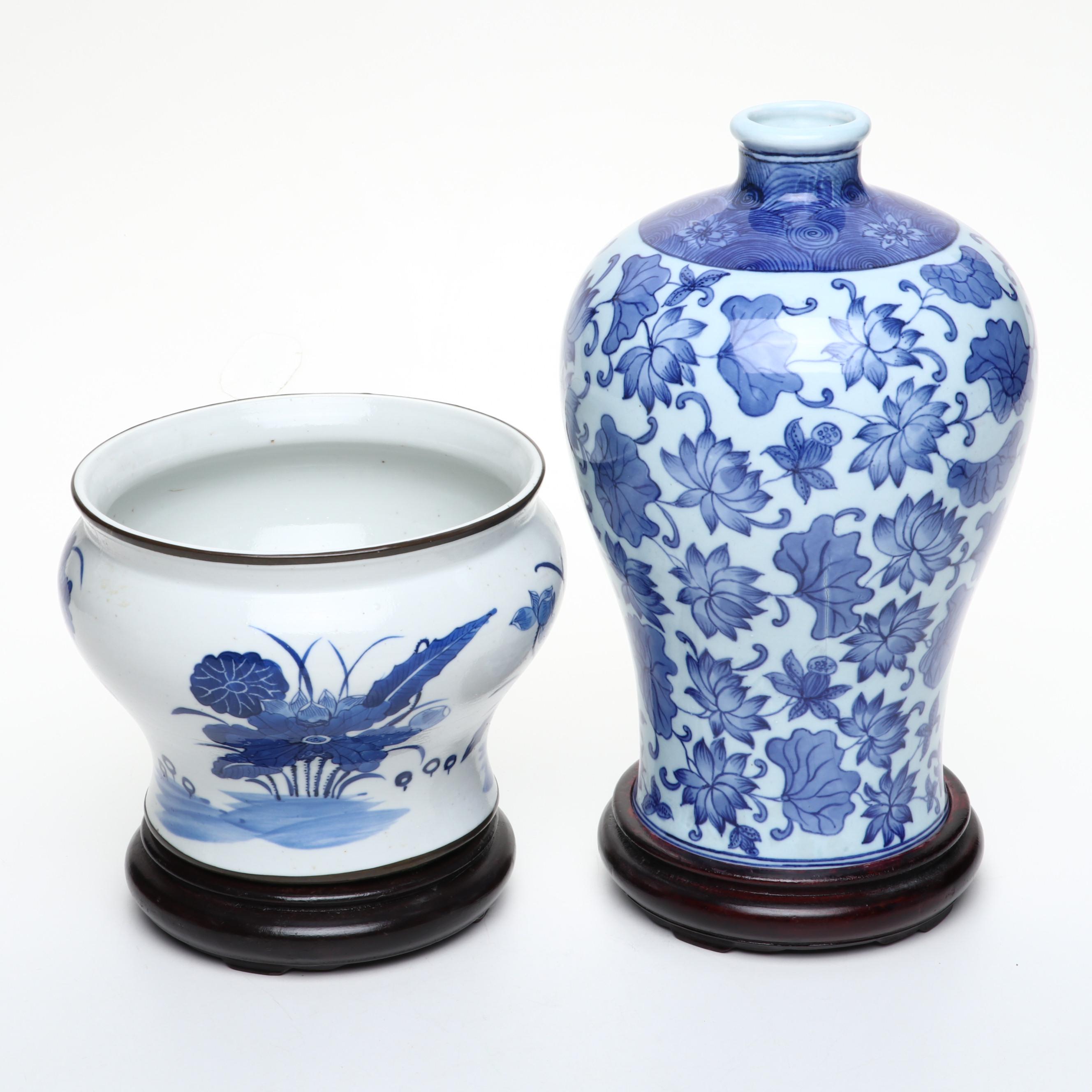Chinese Ceramic Ginger Jar with Ceramic Table Accessories