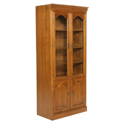 Ethan Allen "Circa 1776" Maple Display Cabinet, Late 20th Century Ethan Allen "Circa 1776" Maple Display Cabinet, Late 20th Century