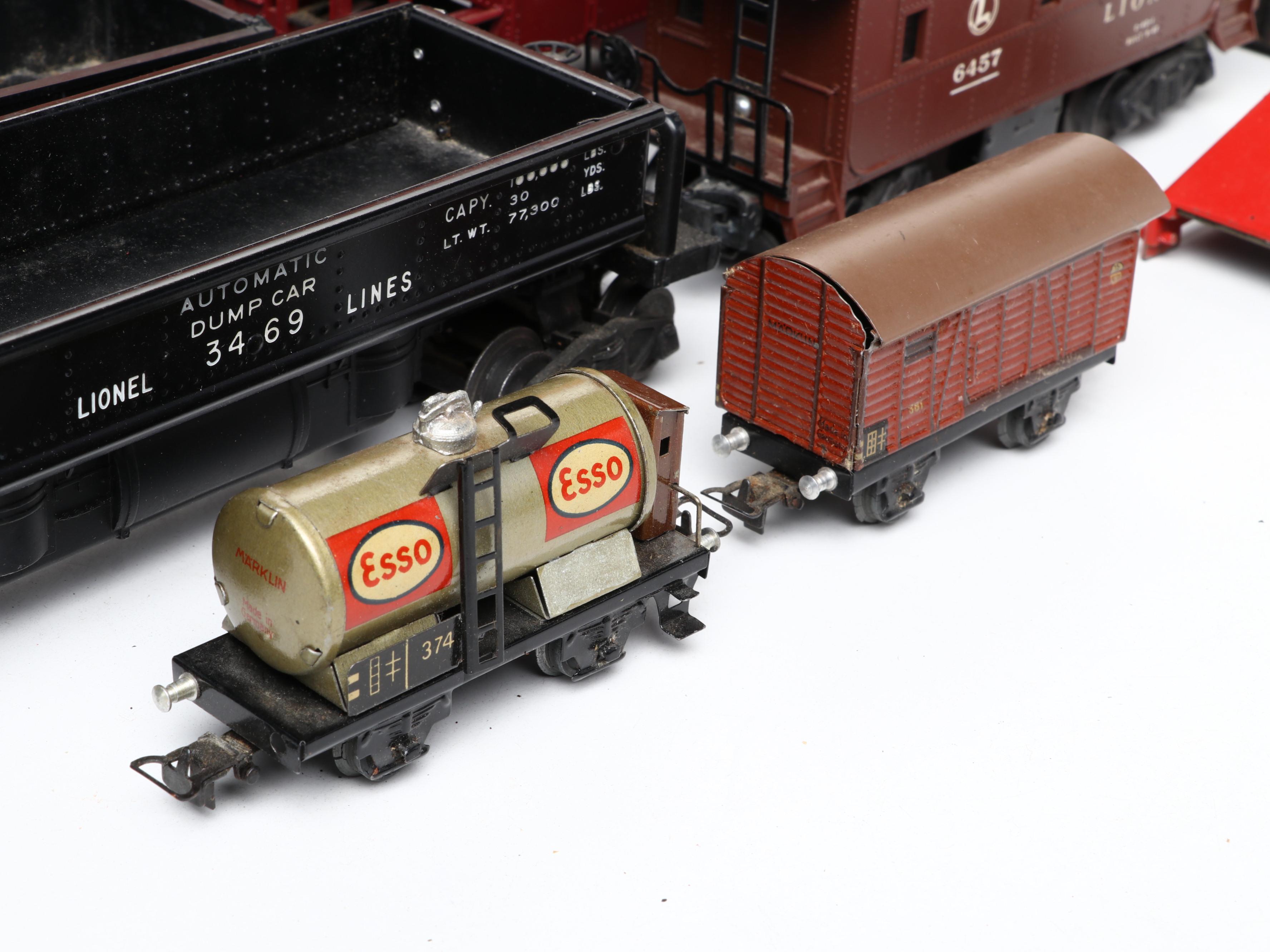 Lionel 623 Locomotive and Coal Tender with Tracks, Rotating Beacon and More