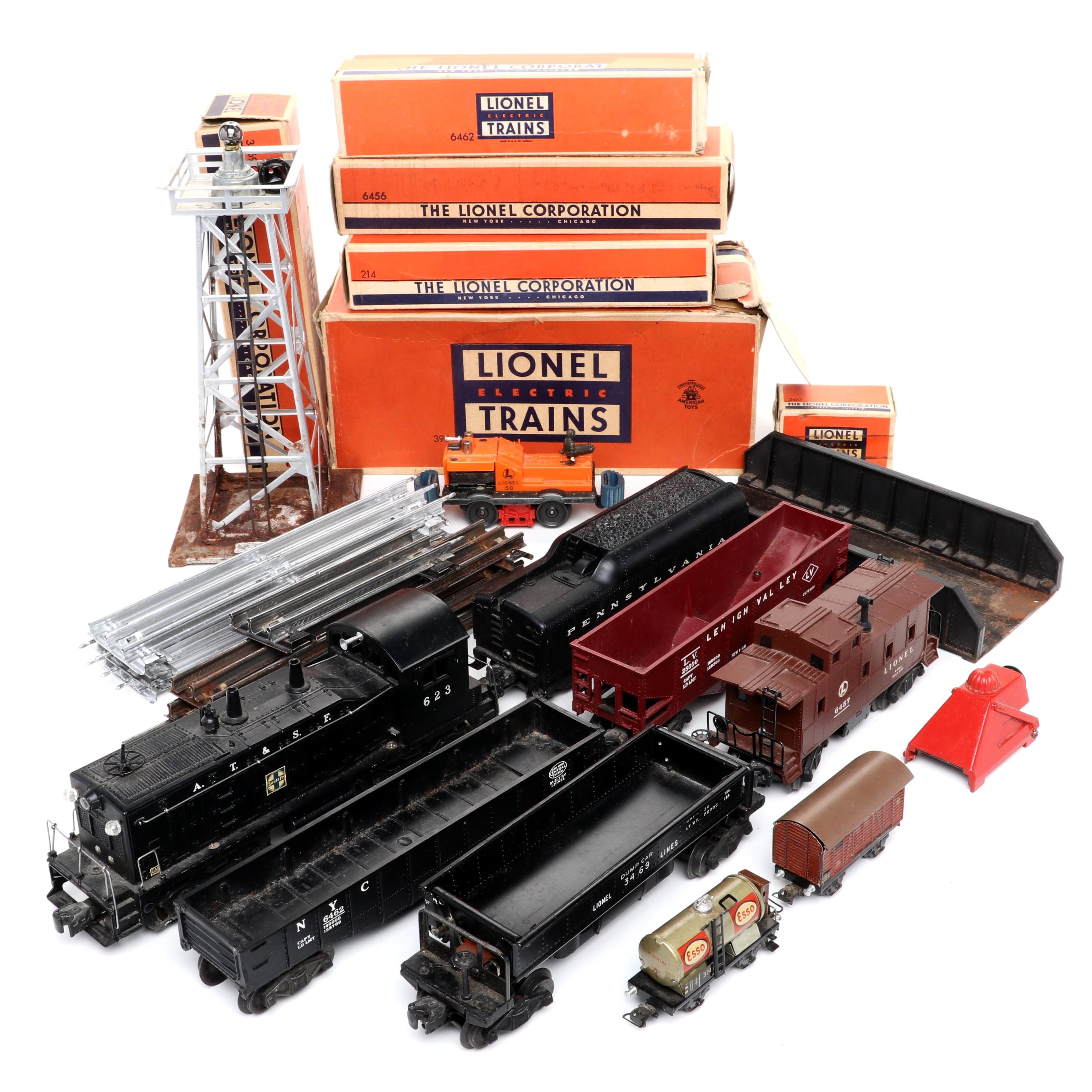 Lionel 623 Locomotive and Coal Tender with Tracks, Rotating Beacon and More