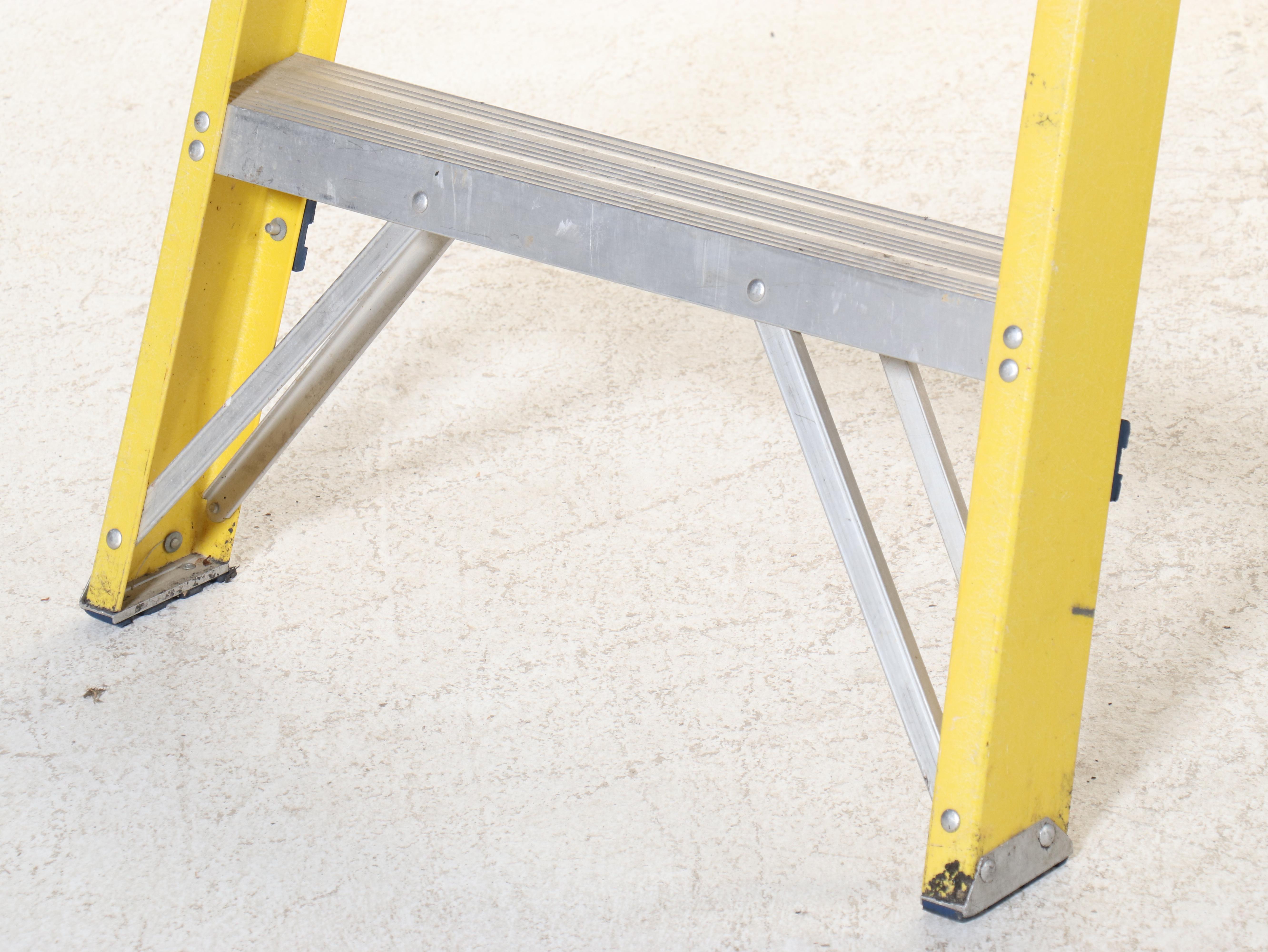 Cuprum Pro Series 8' Fiberglass Step Ladder