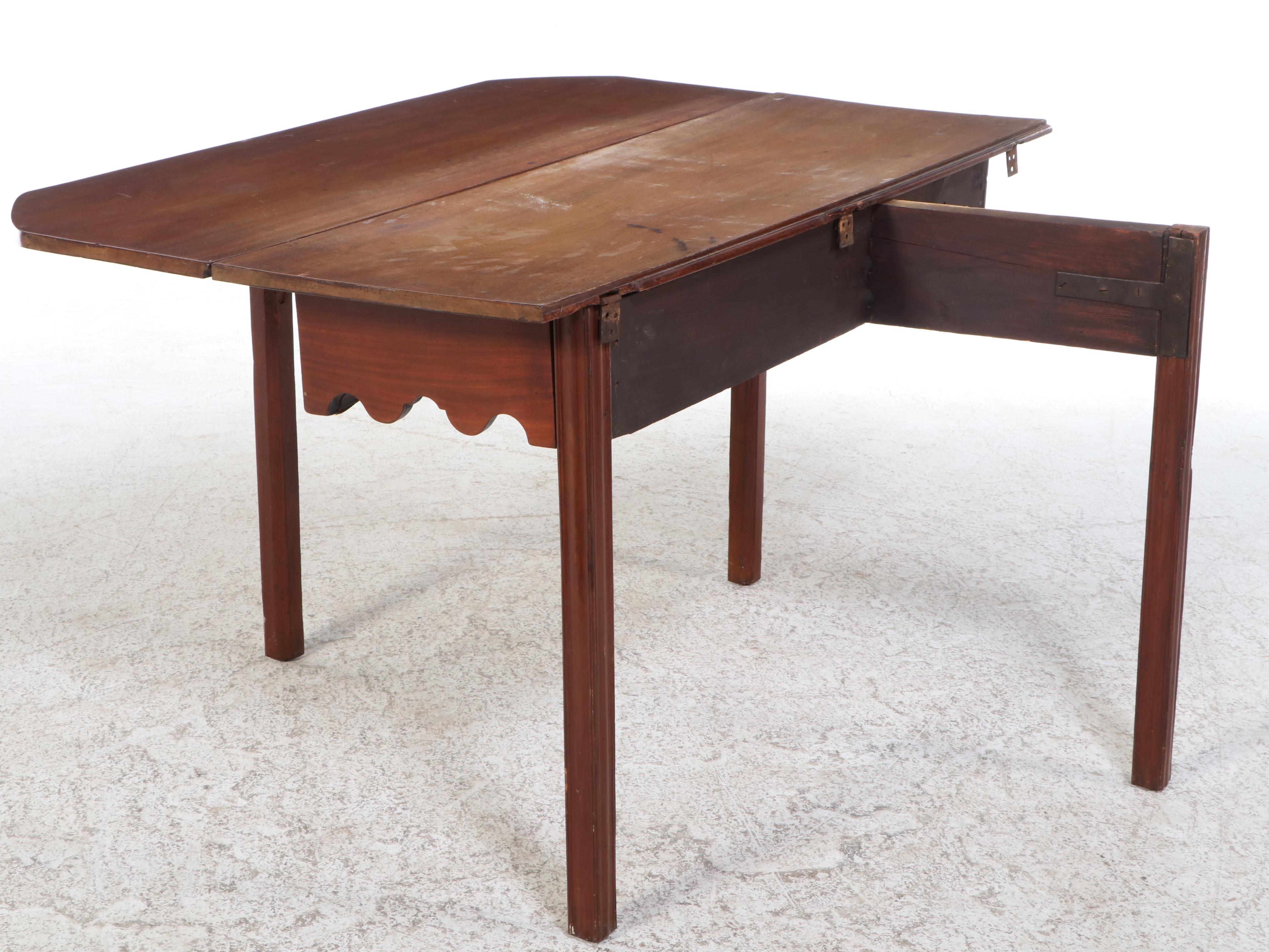 American Chippendale Mahogany Drop-Leaf Dining Table, Late 18th Century