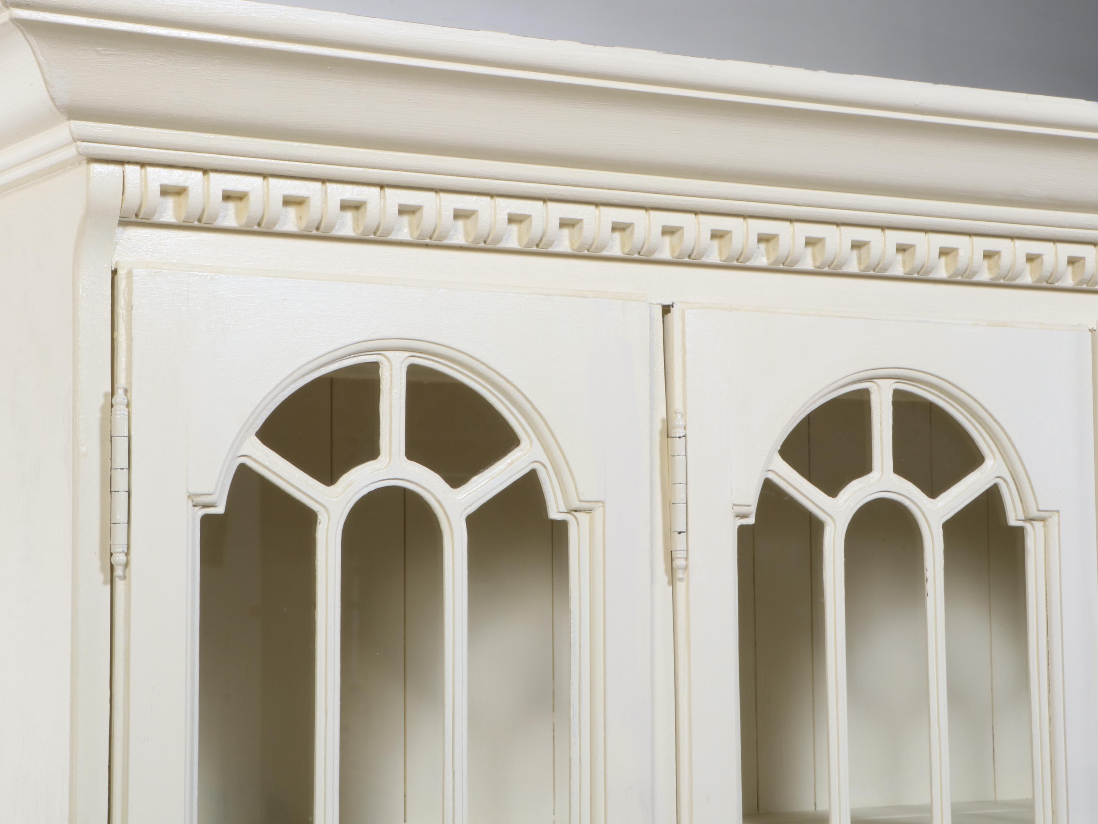 Thomasville Colonial Revival Style Parcel-Painted China Cabinet, Late 20th C.