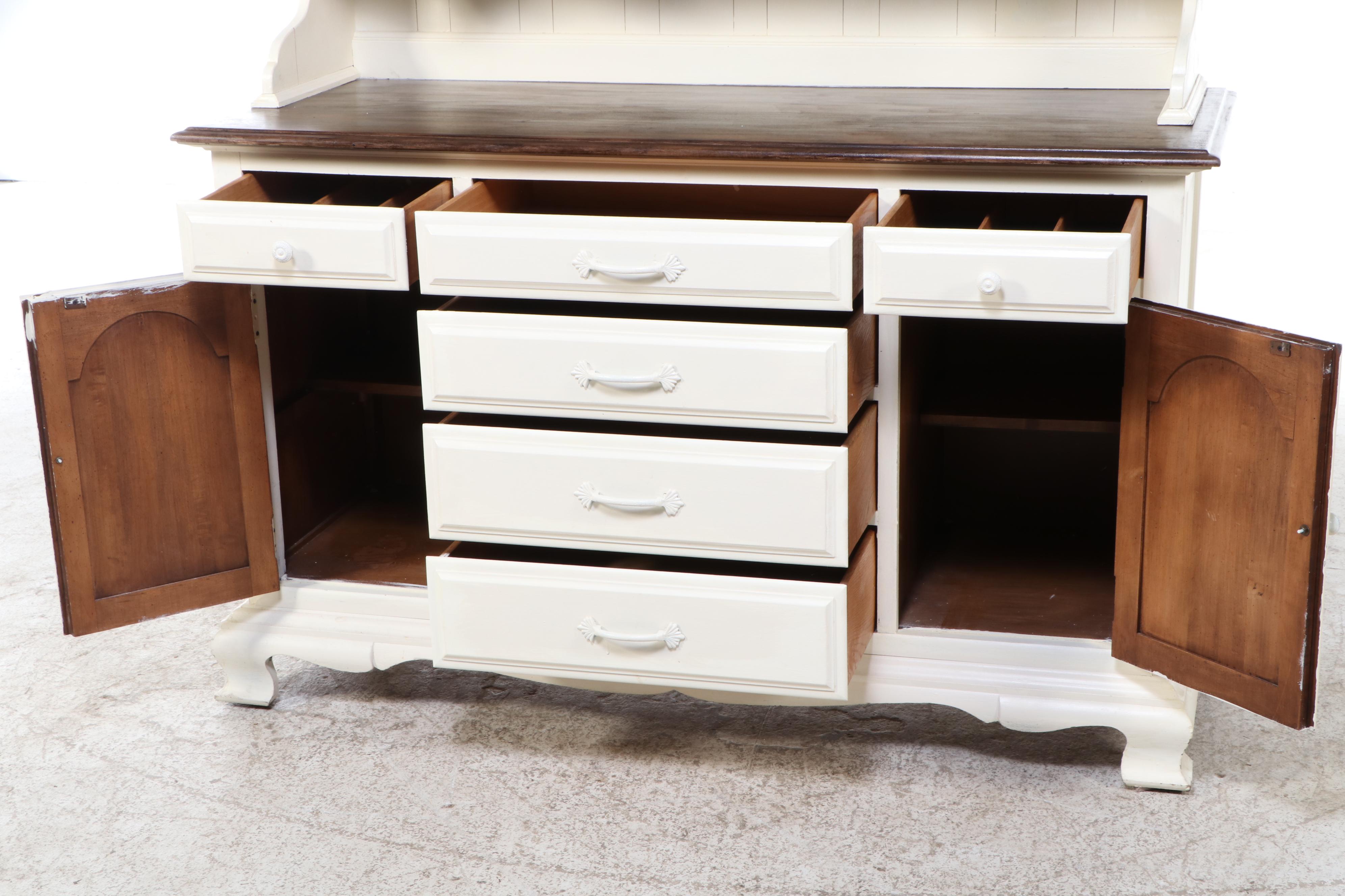 Thomasville Colonial Revival Style Parcel-Painted China Cabinet, Late 20th C.