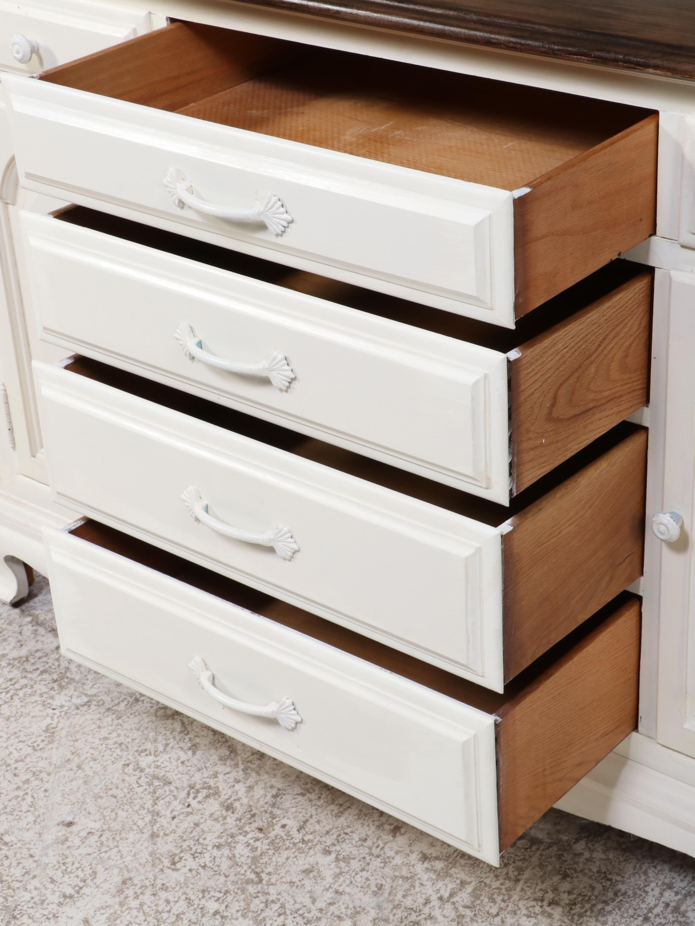 Thomasville Colonial Revival Style Parcel-Painted China Cabinet, Late 20th C.