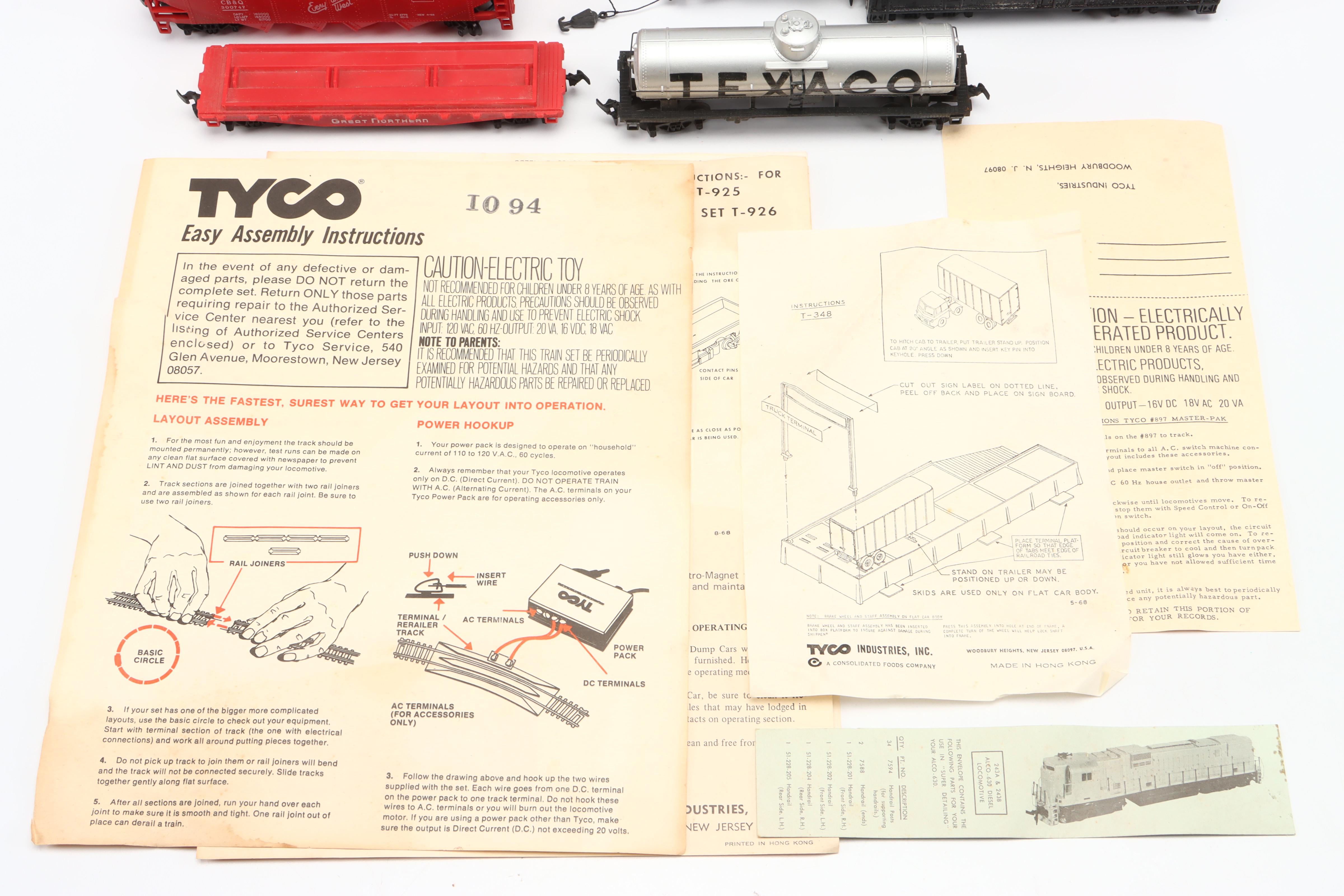 Tyco Santa Fe Diesel Locomotive and Train Cars with Transformer and Buildings