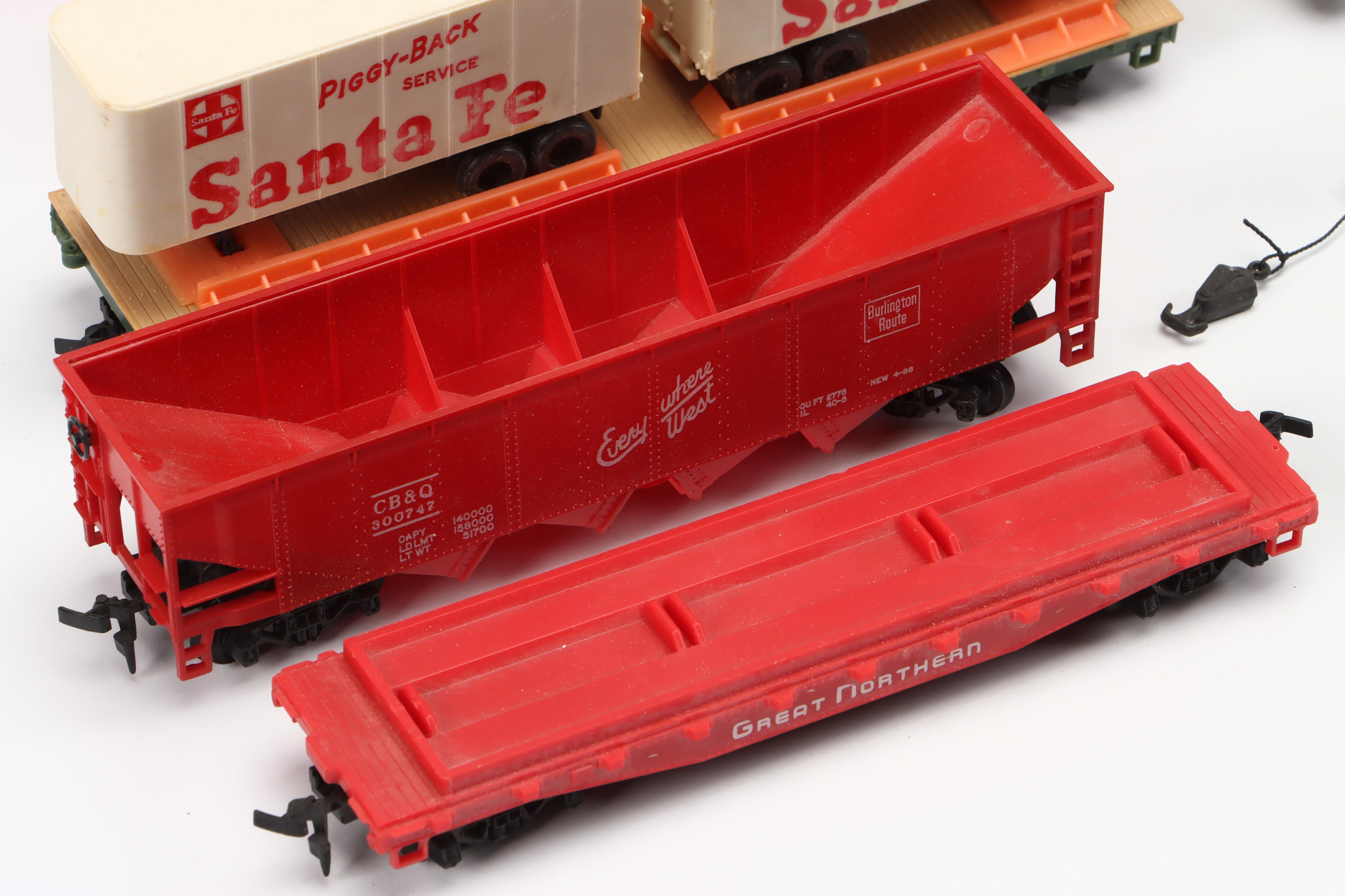 Tyco Santa Fe Diesel Locomotive and Train Cars with Transformer and Buildings