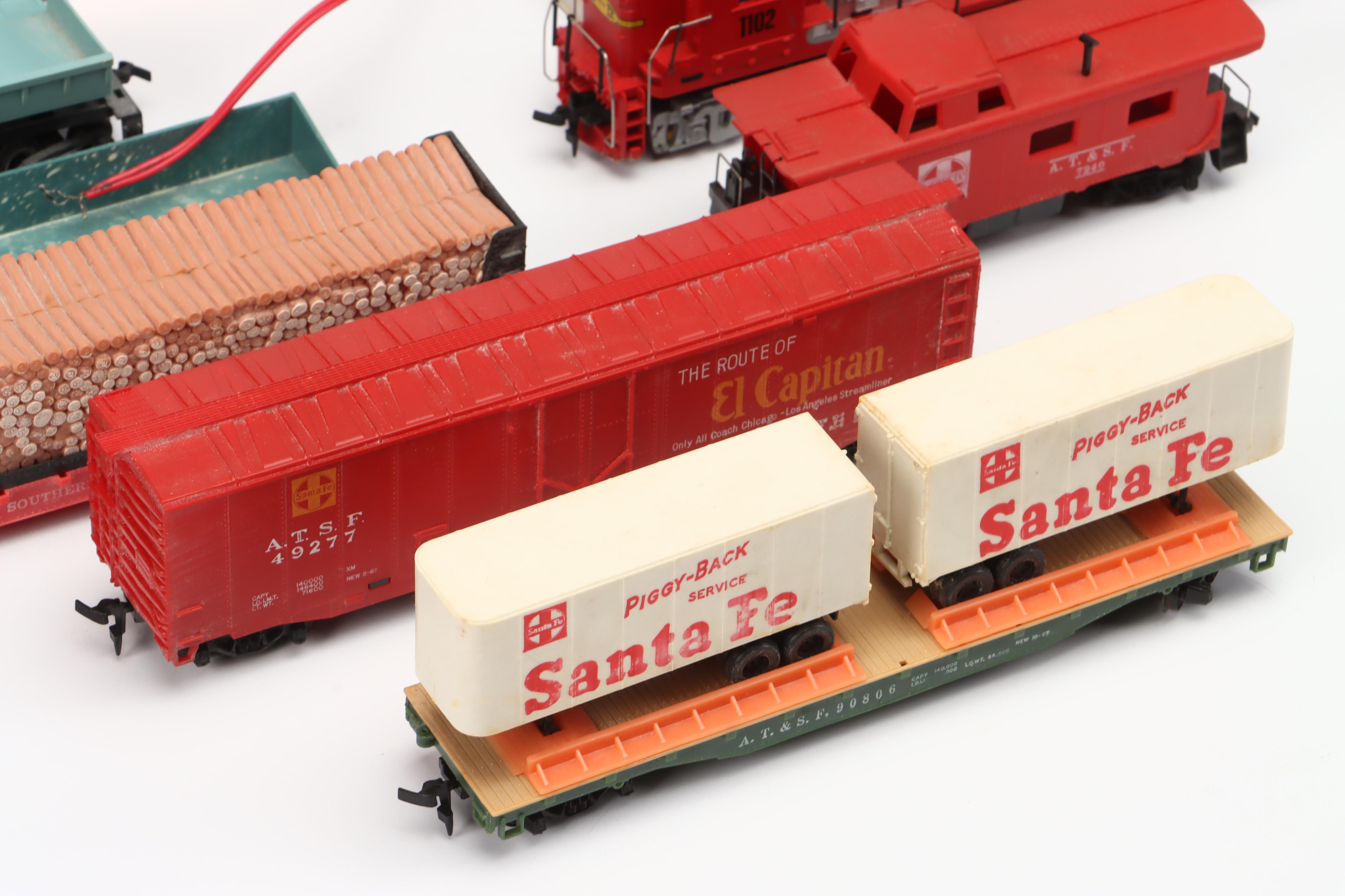 Tyco Santa Fe Diesel Locomotive and Train Cars with Transformer and Buildings