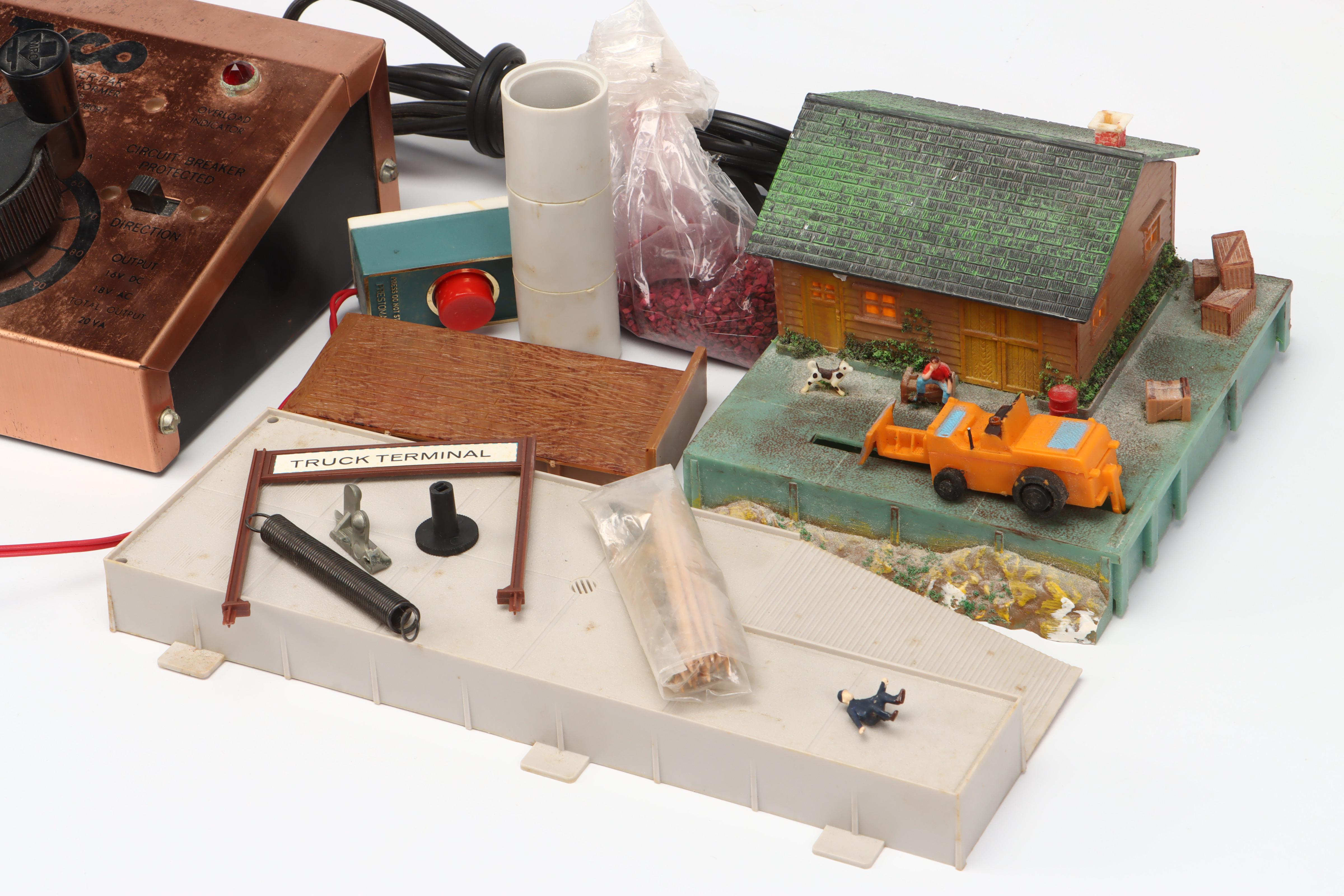 Tyco Santa Fe Diesel Locomotive and Train Cars with Transformer and Buildings