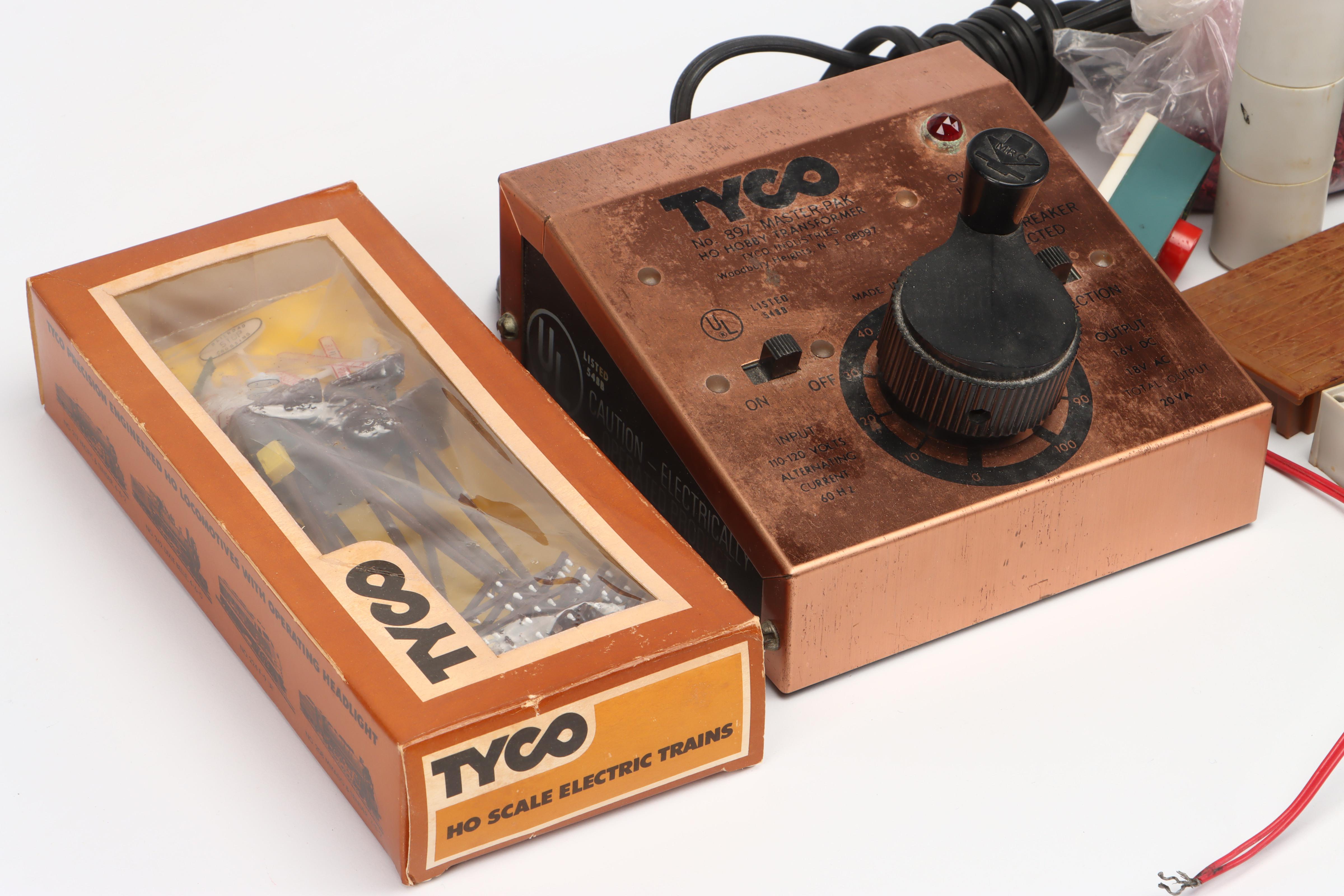 Tyco Santa Fe Diesel Locomotive and Train Cars with Transformer and Buildings