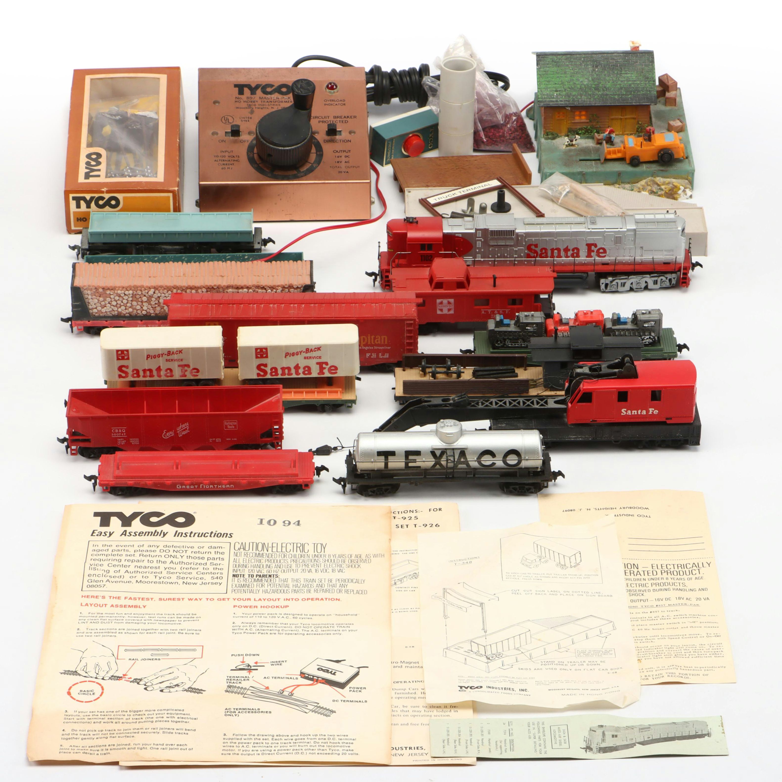 Tyco Santa Fe Diesel Locomotive and Train Cars with Transformer and Buildings