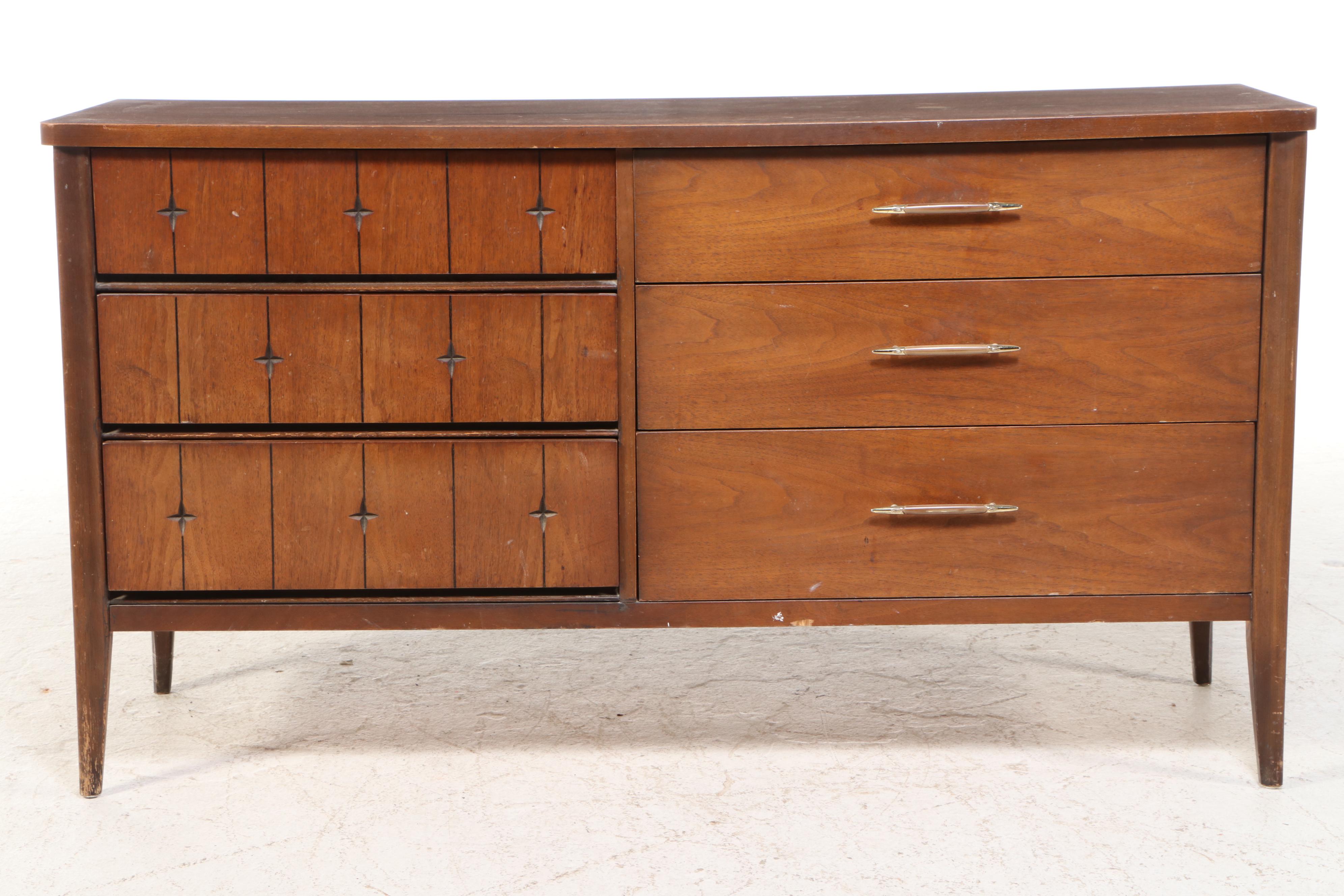 Broyhill "Saga" Mid Century Modern Walnut Chest of Drawers, Mid-20th Century