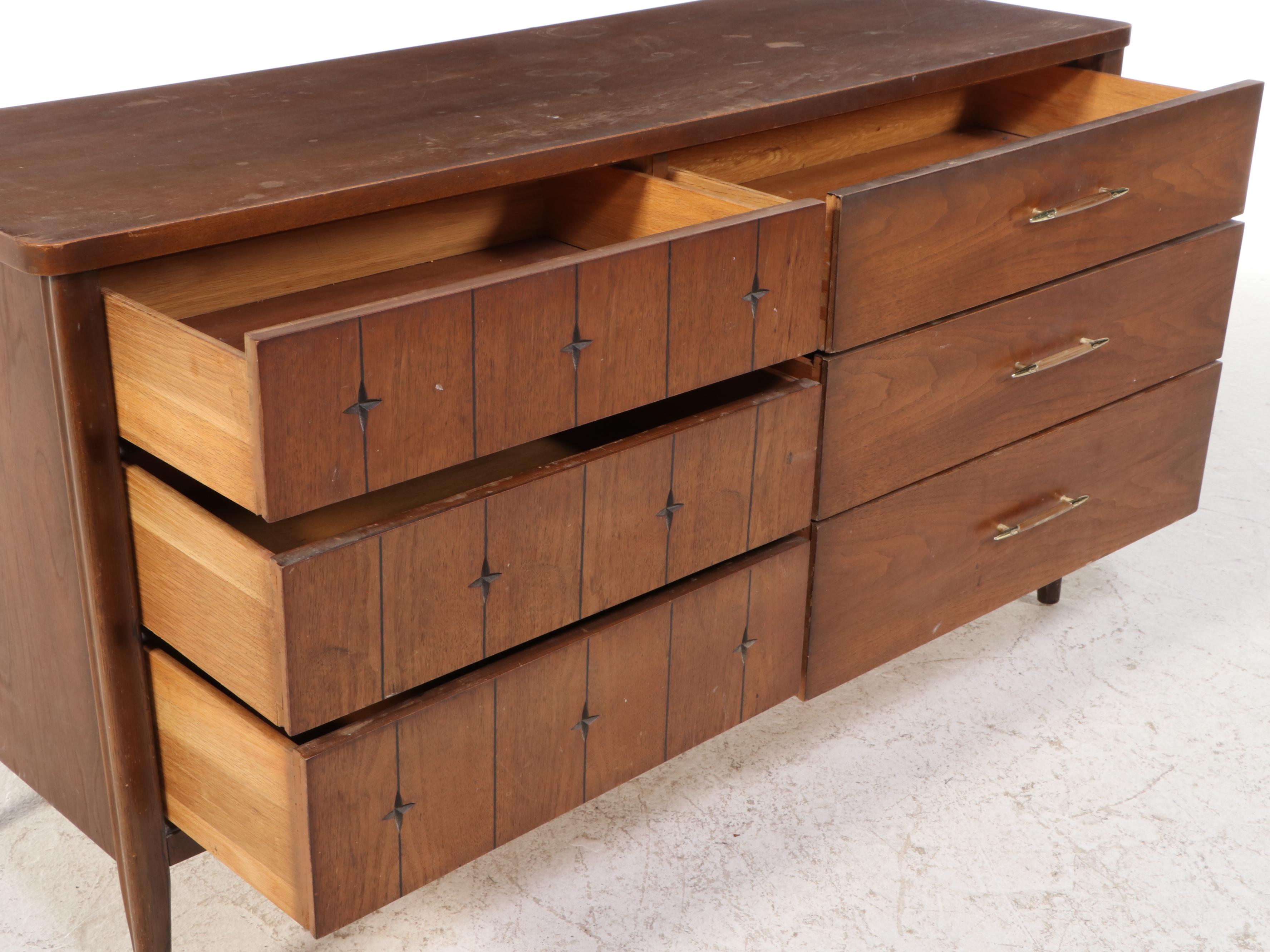 Broyhill "Saga" Mid Century Modern Walnut Chest of Drawers, Mid-20th Century