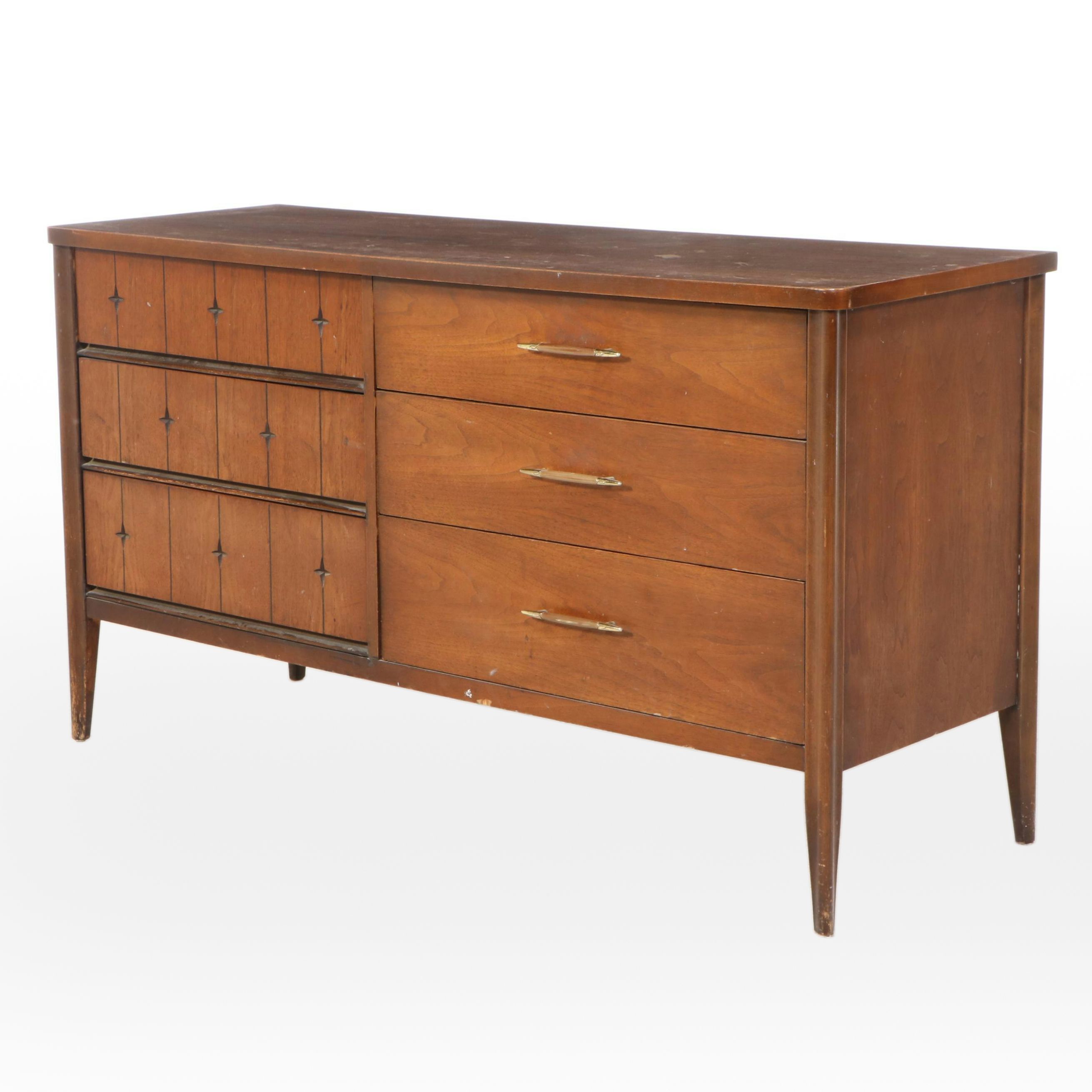 Broyhill "Saga" Mid Century Modern Walnut Chest of Drawers, Mid-20th Century