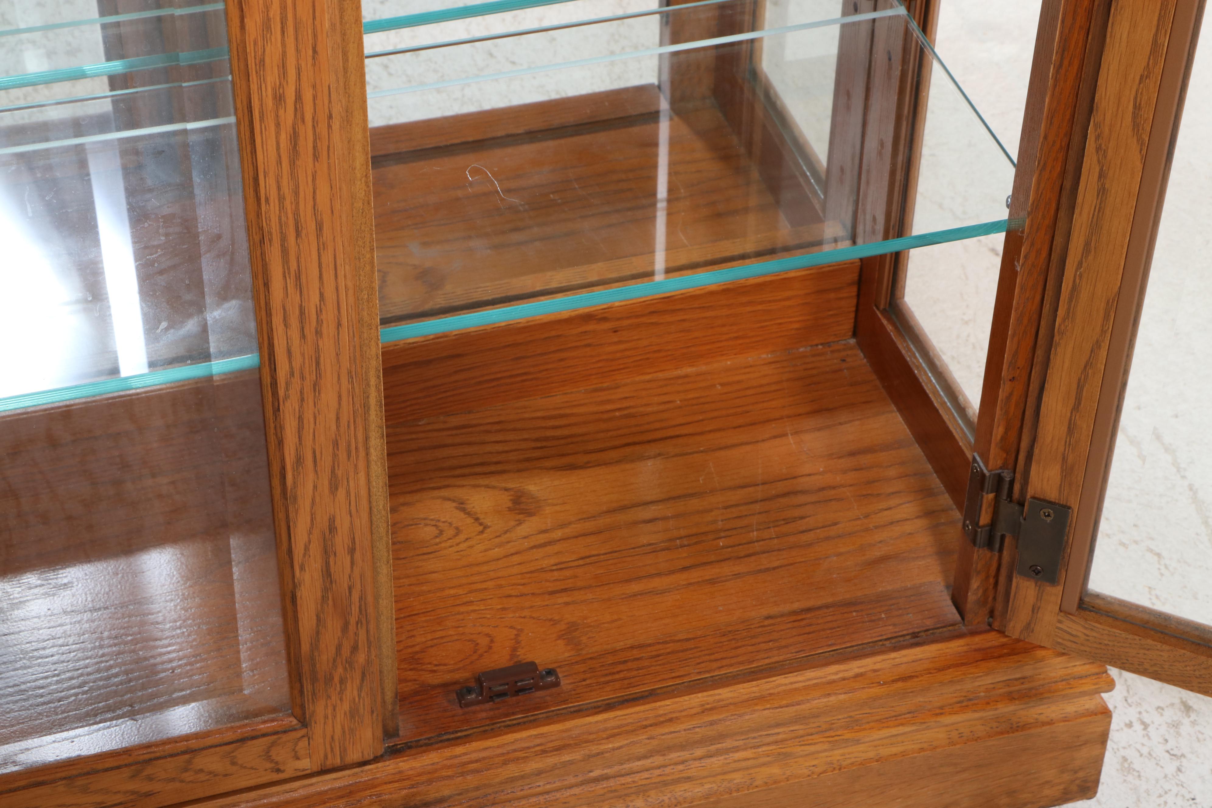 Pulaski Furniture Colonial Style Oak Illuminated Glass Front Curio Cabinet