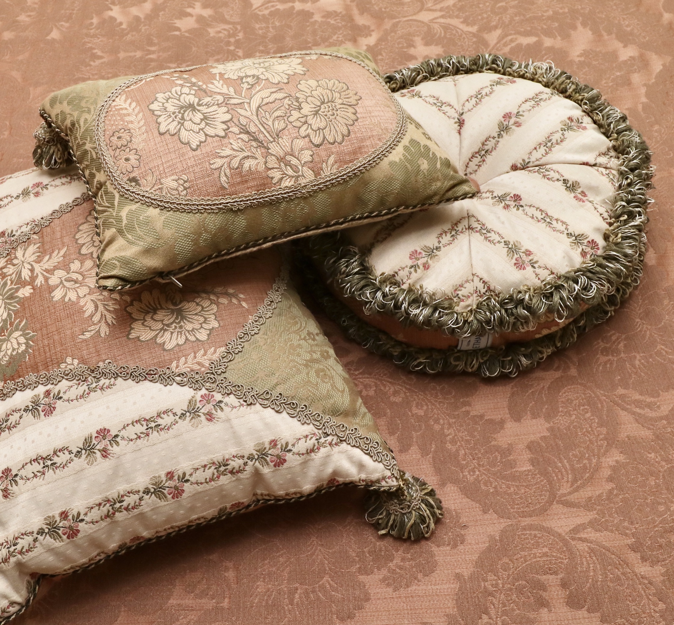 Henredon Four-Poster Mahogany Queen Bed and Ethan Allen Bedding