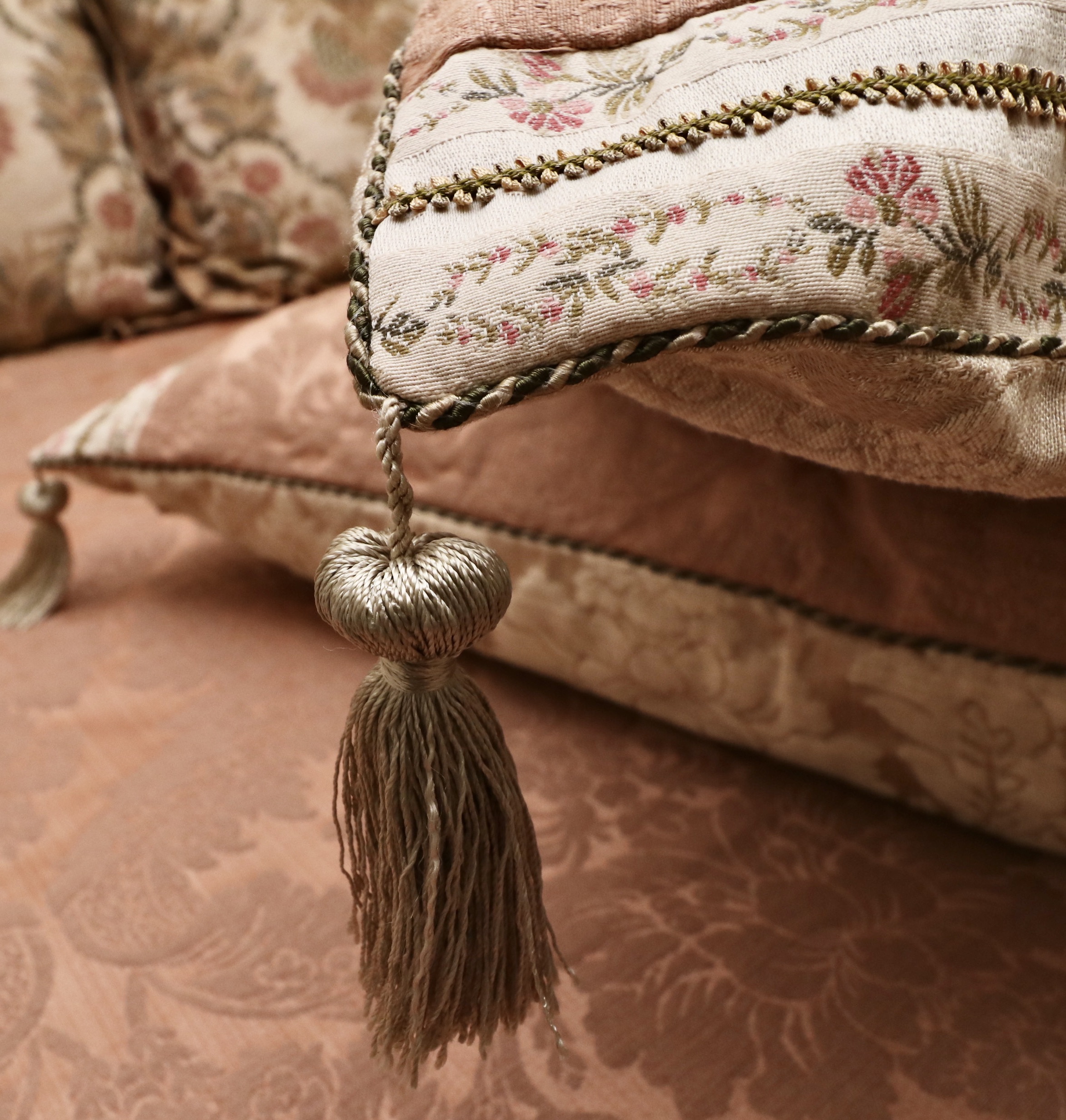 Henredon Four-Poster Mahogany Queen Bed and Ethan Allen Bedding