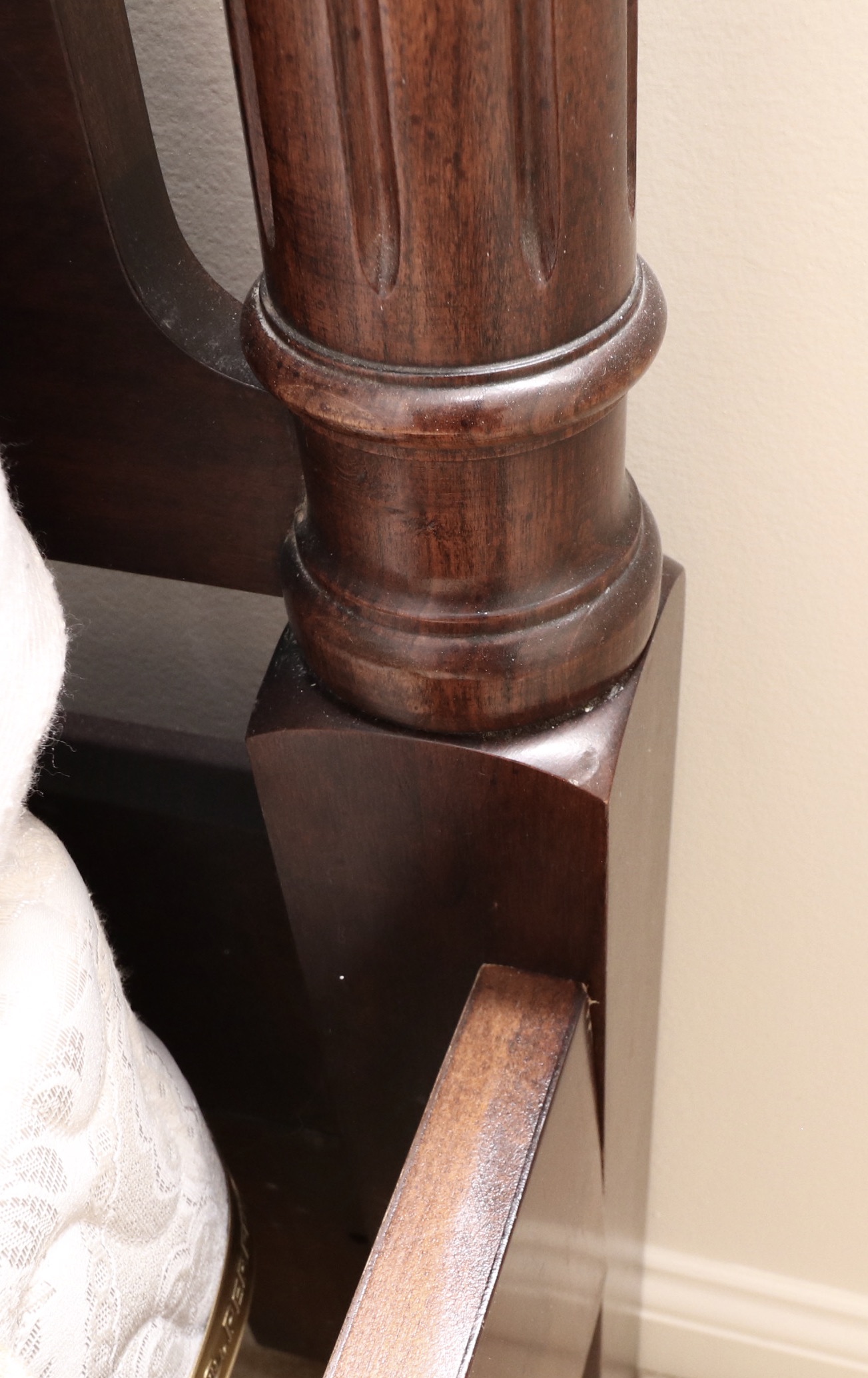 Henredon Four-Poster Mahogany Queen Bed and Ethan Allen Bedding