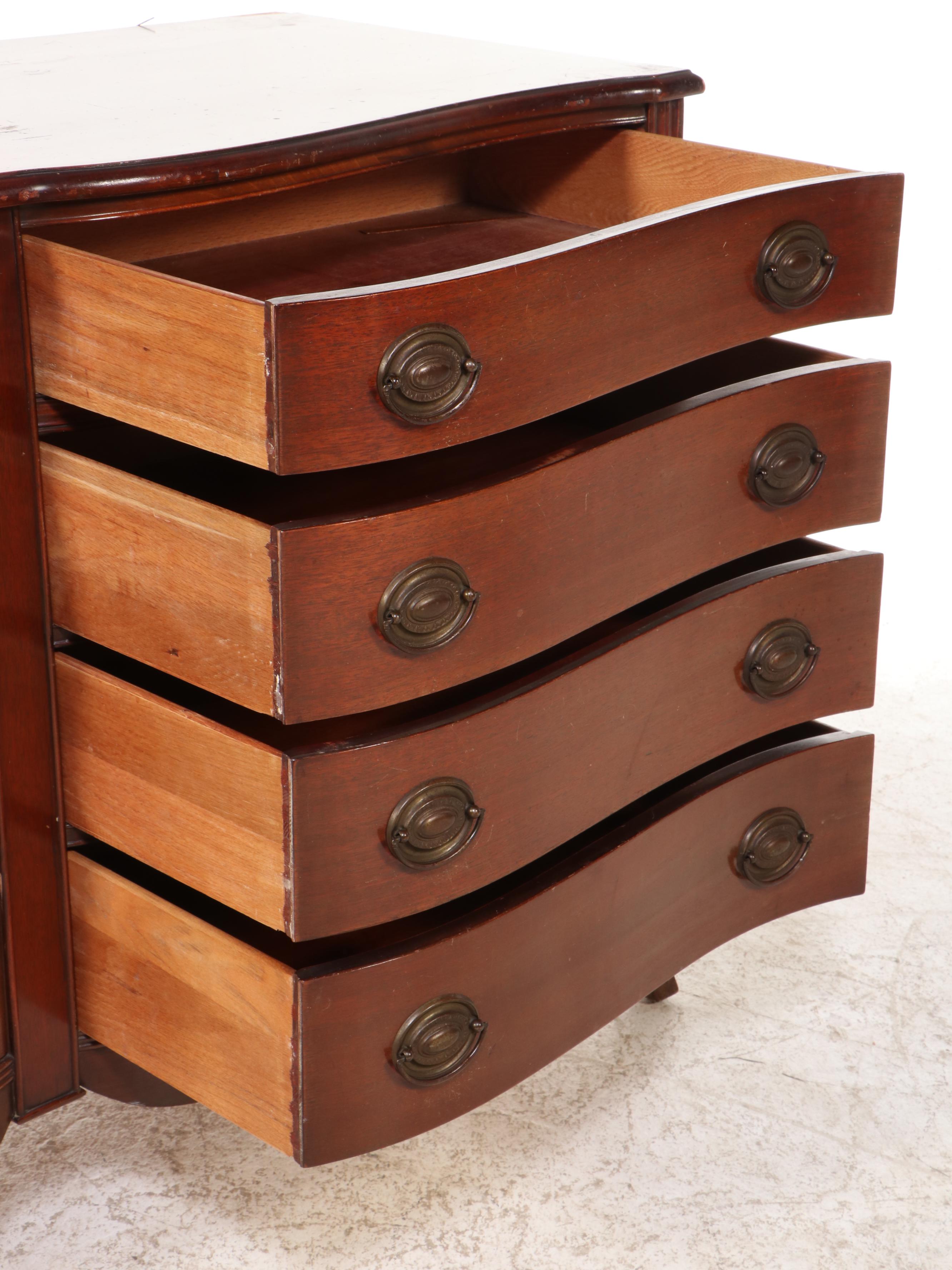 Hepplewhite Style Mahogany Dresser, Early to Mid-20th Century