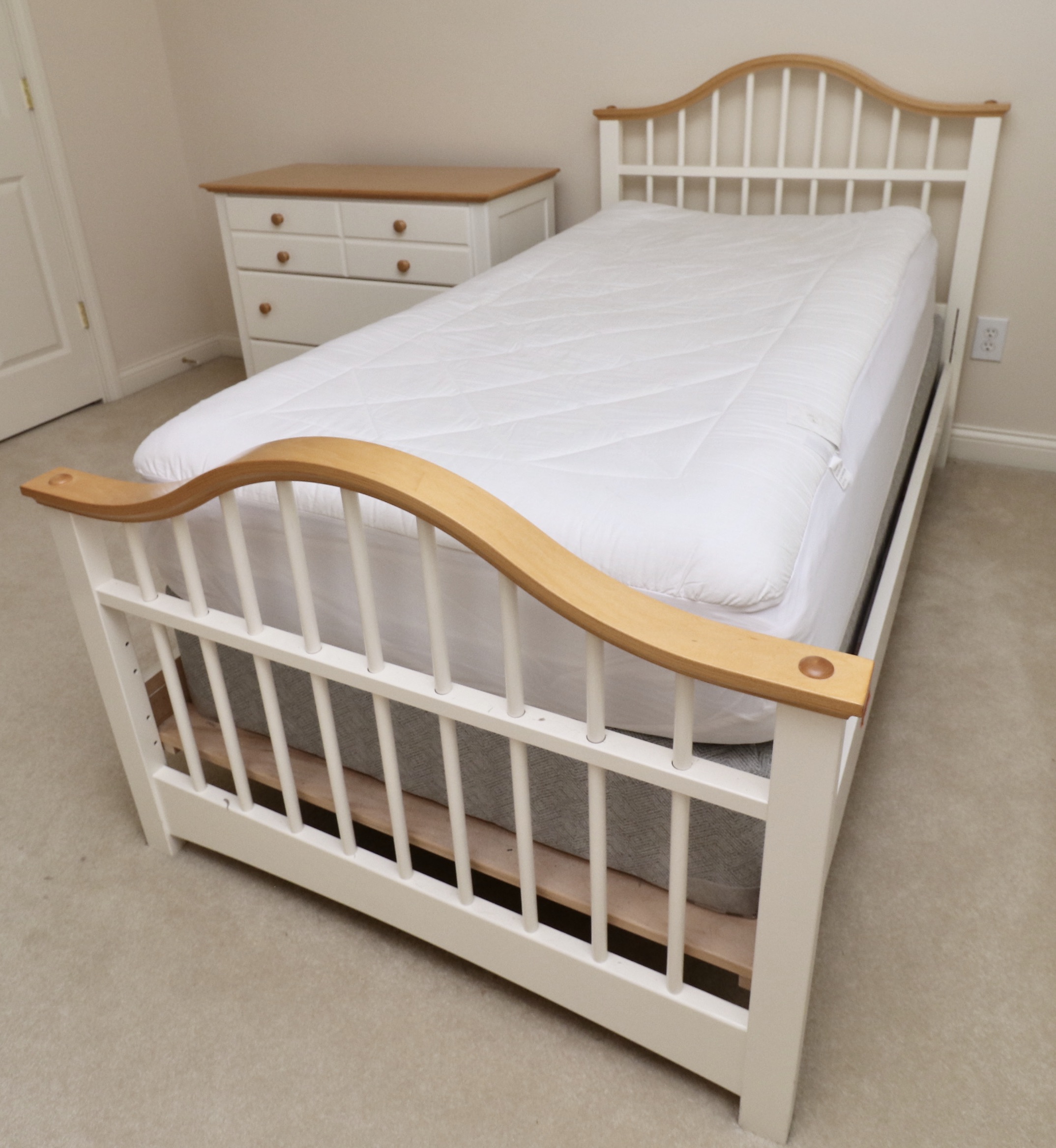 Child Craft Industries Parcel-Painted Twin Bedroom Suite and Real Simple Bedding