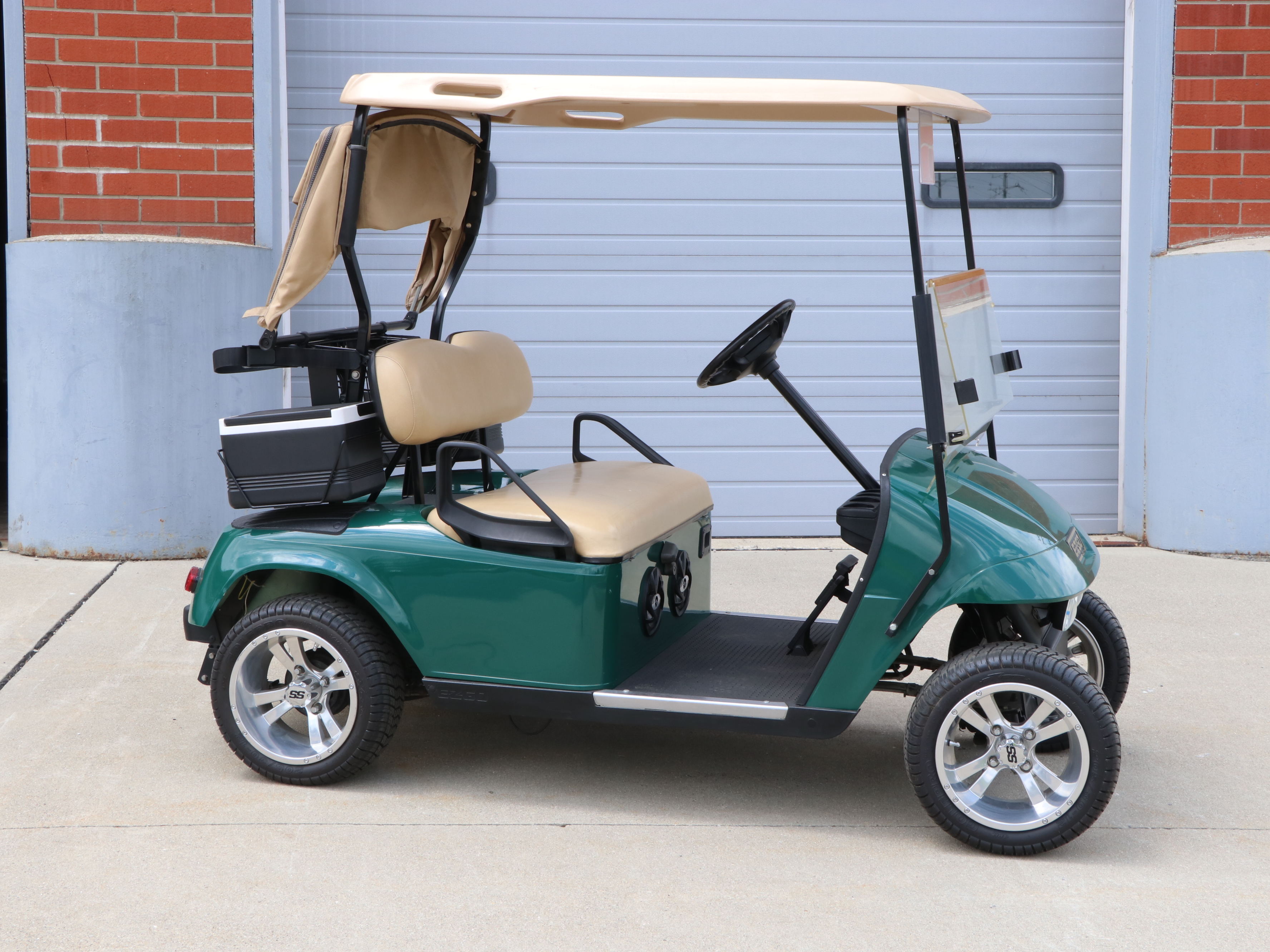 E-Z-GO Golf Cart