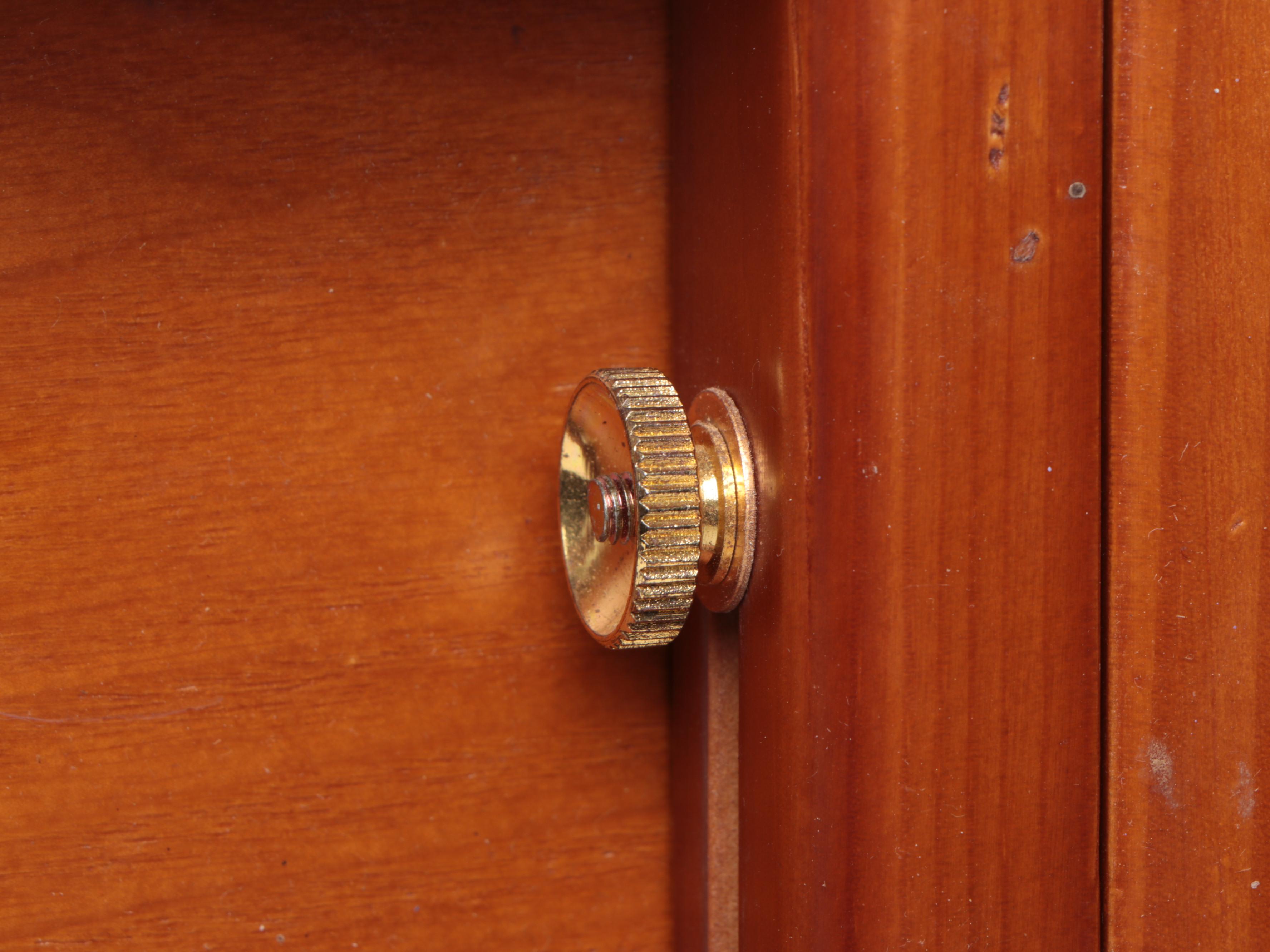 Polaroid One Step Instant Camera and 600 Film with Tabletop Easel Art Box