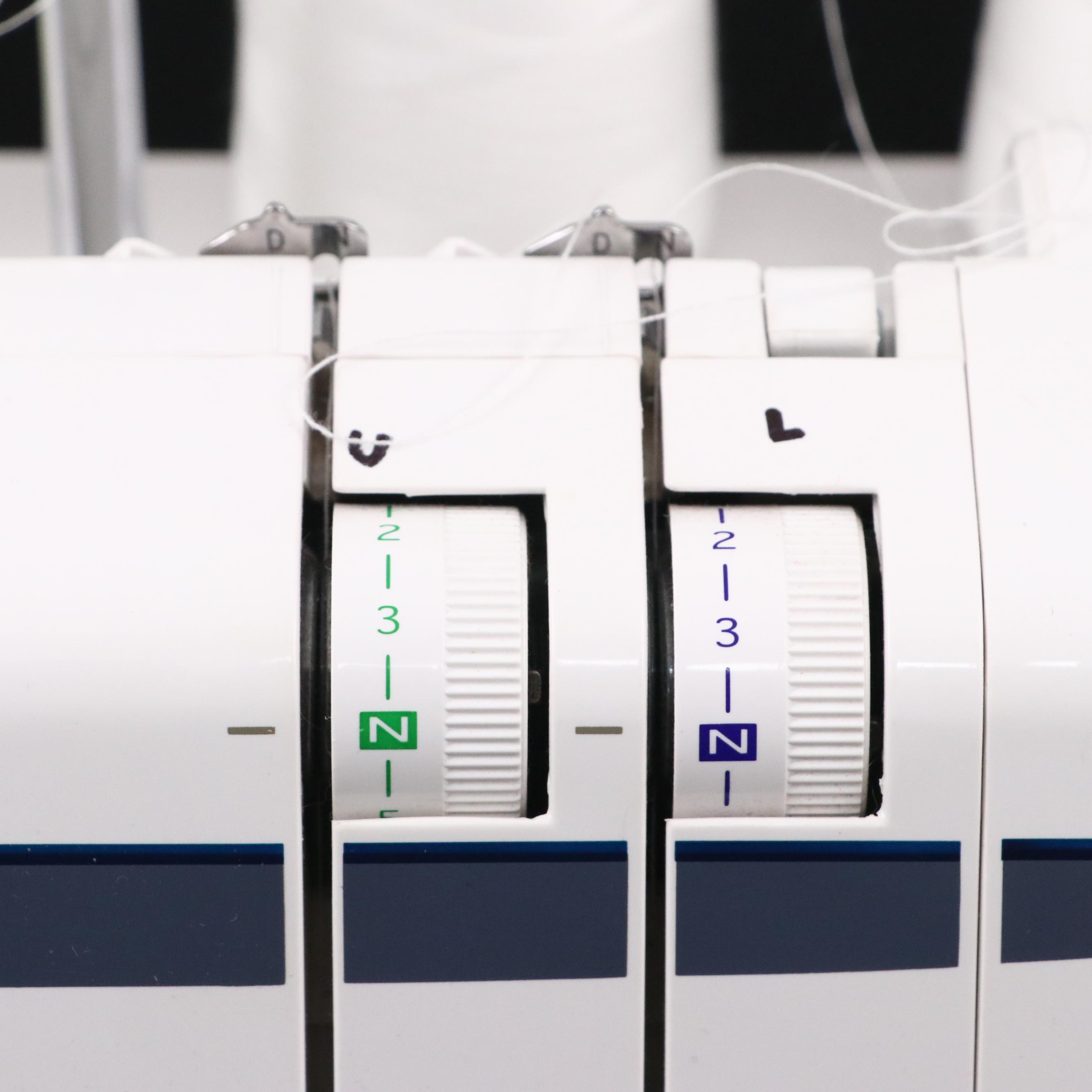 Husqvarna Huskylock 905 Sewing Machine