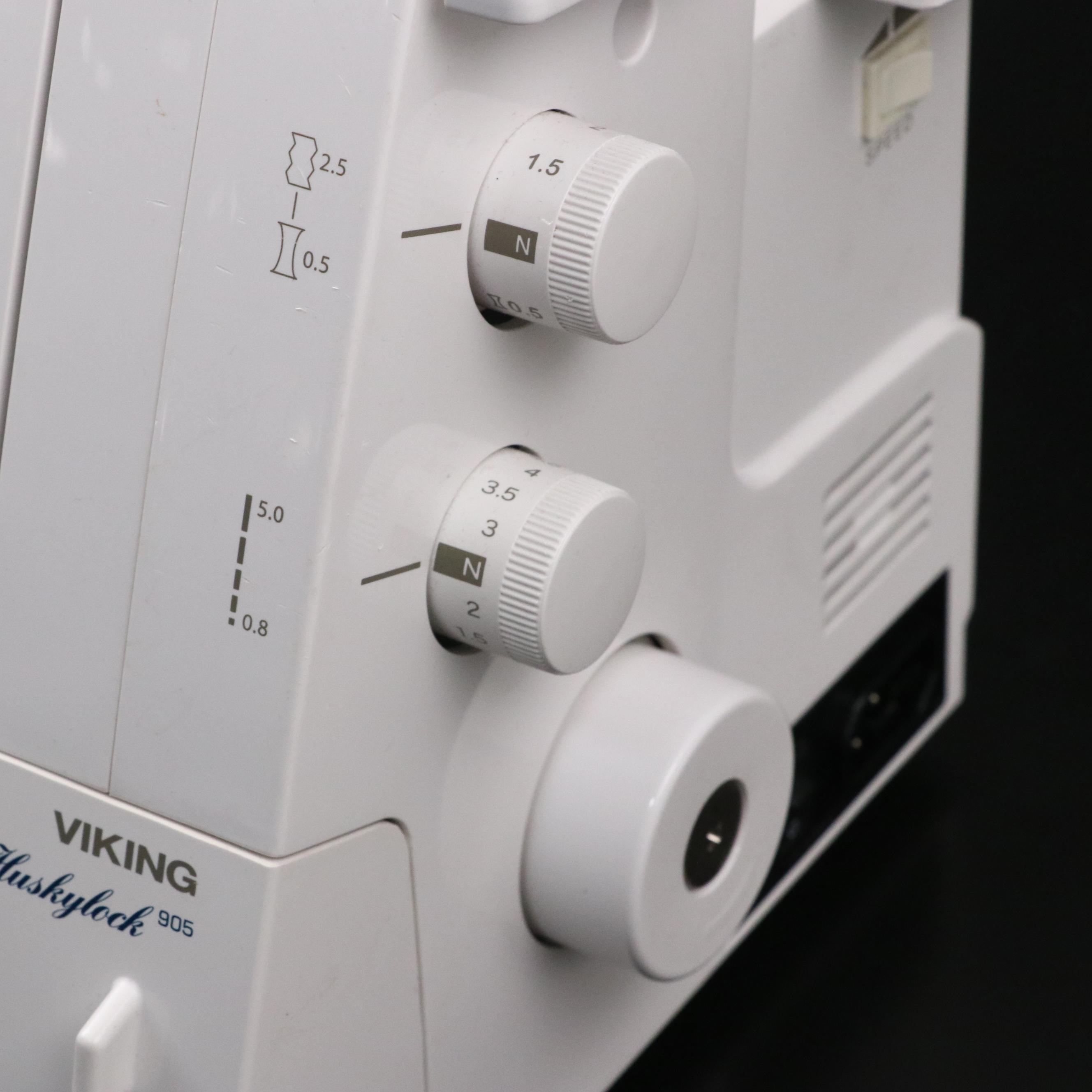 Husqvarna Huskylock 905 Sewing Machine