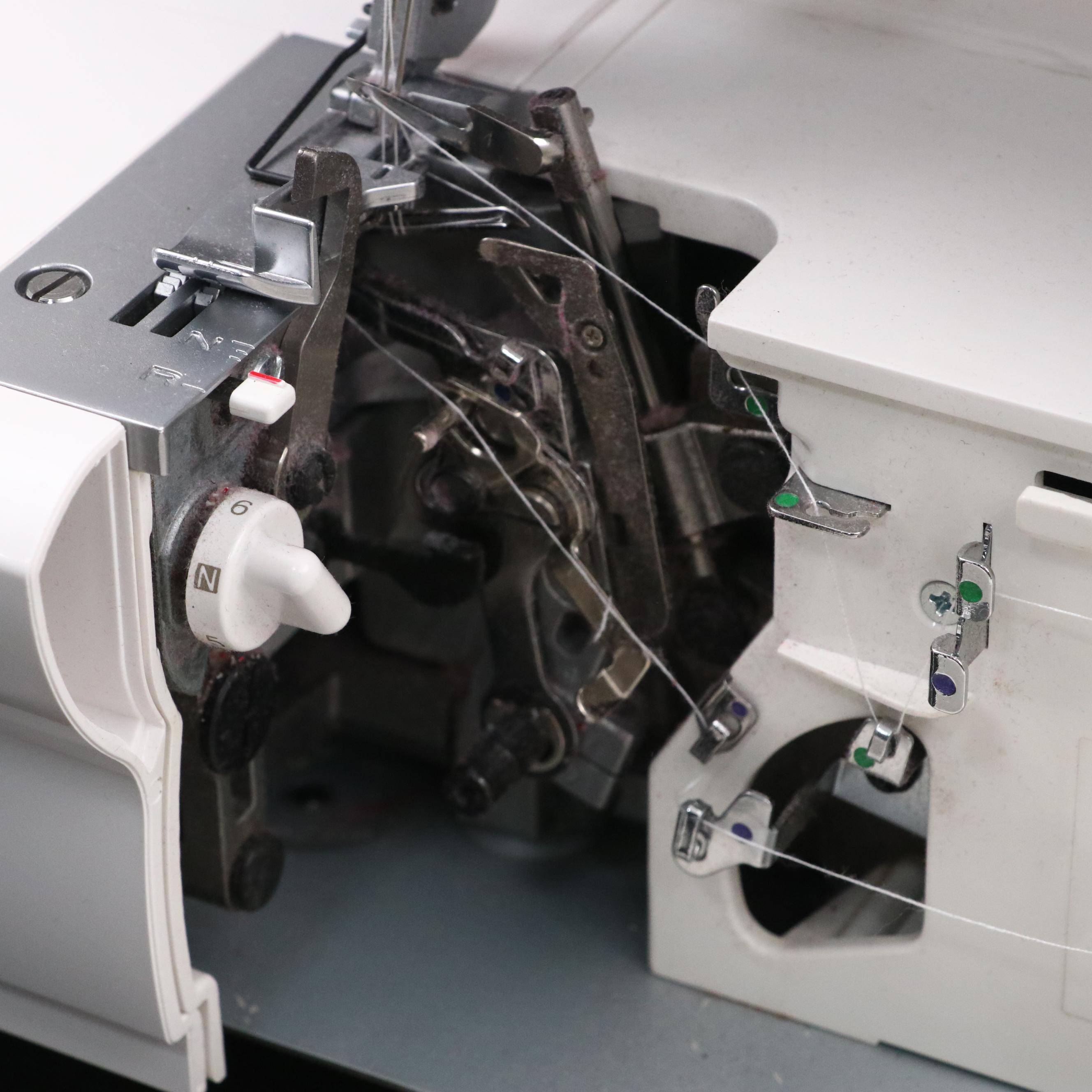 Husqvarna Huskylock 905 Sewing Machine