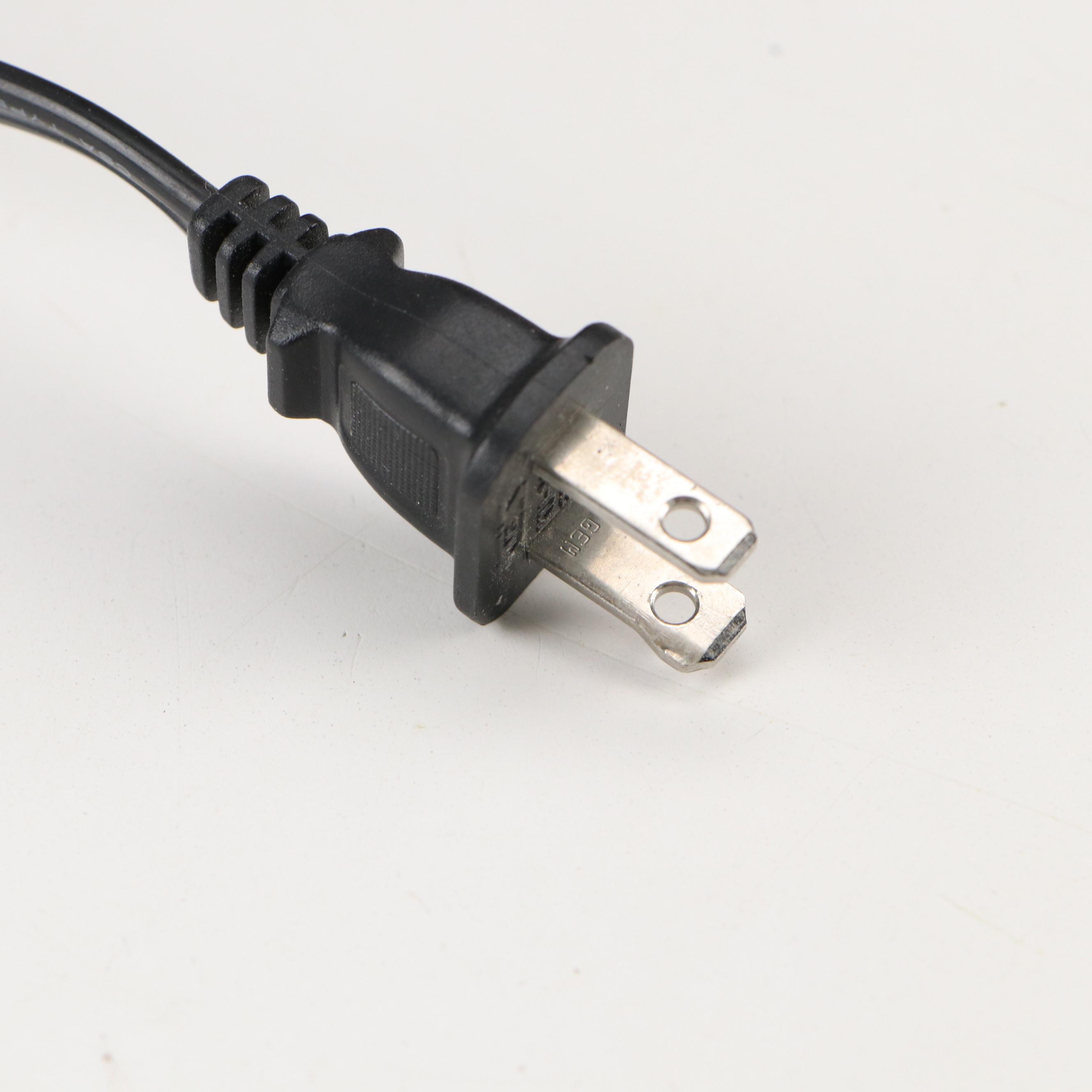 New England Patriots Wood Wall Clock With Novelty Slag Glass and Composite Lamp