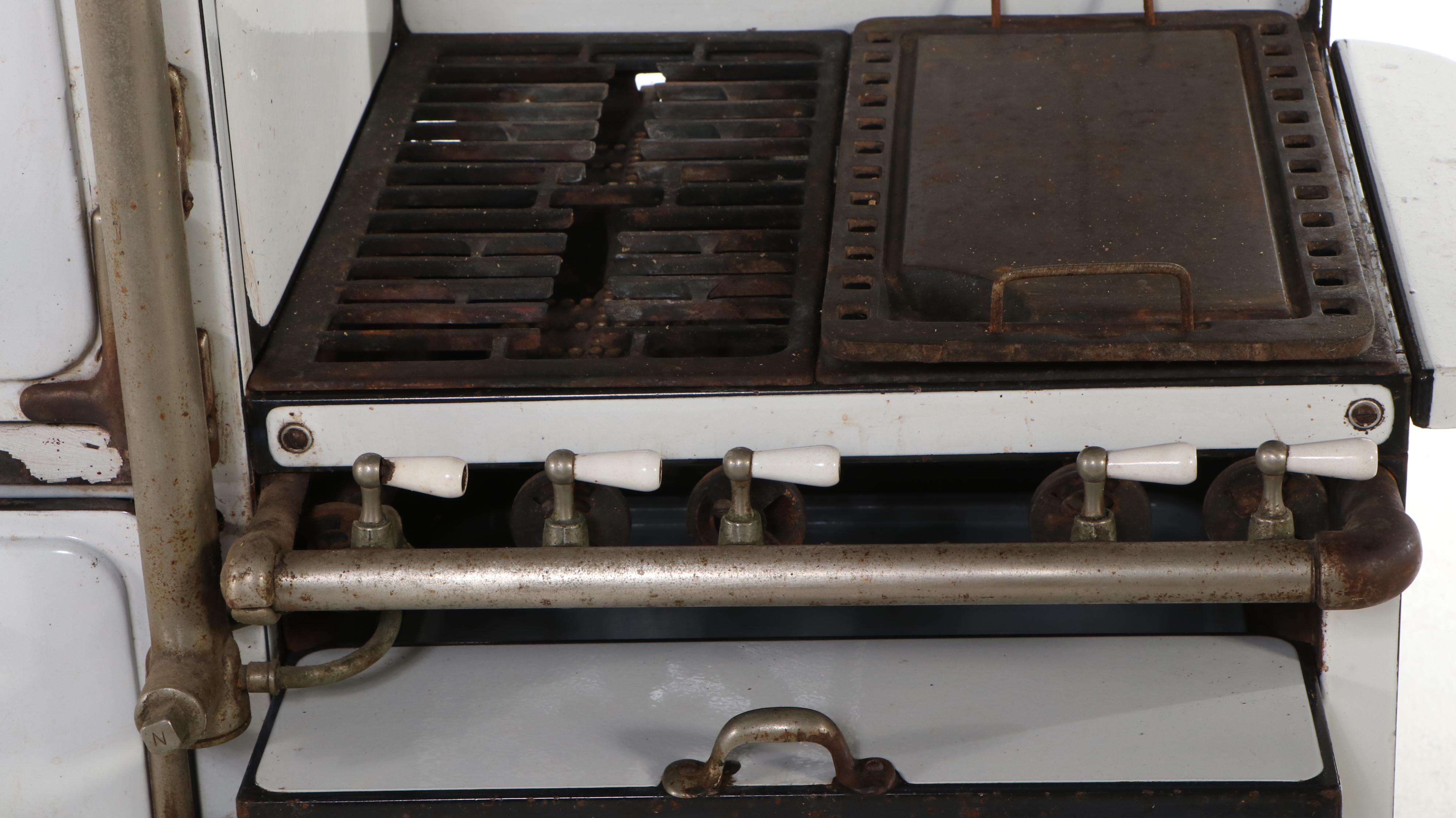 Reliable Stove Co. White Enamel Gas-Powered Stove