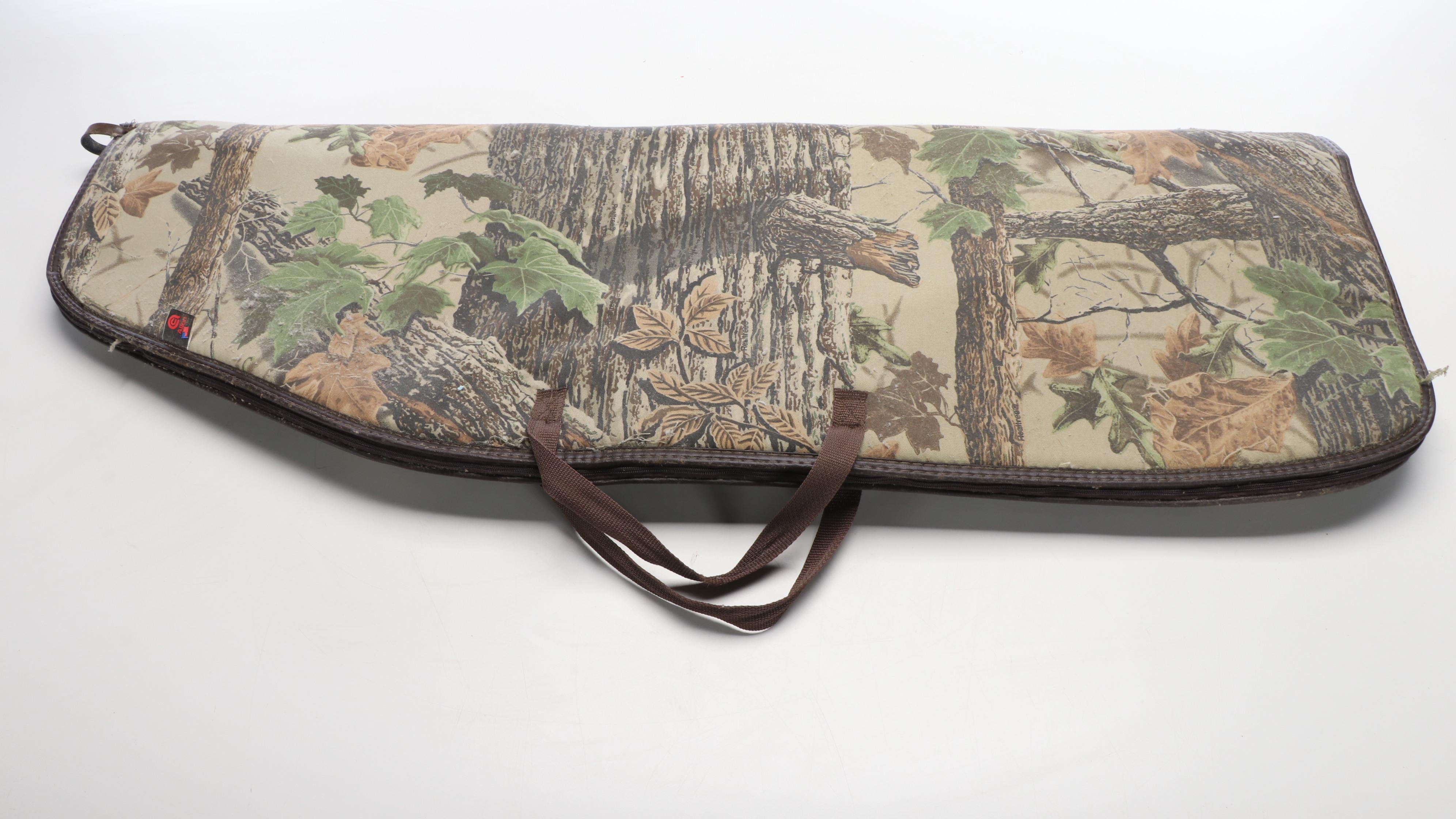 Hoyt Intruder Compound Bow with Carbon Arrows and Real Tree Camo Bag