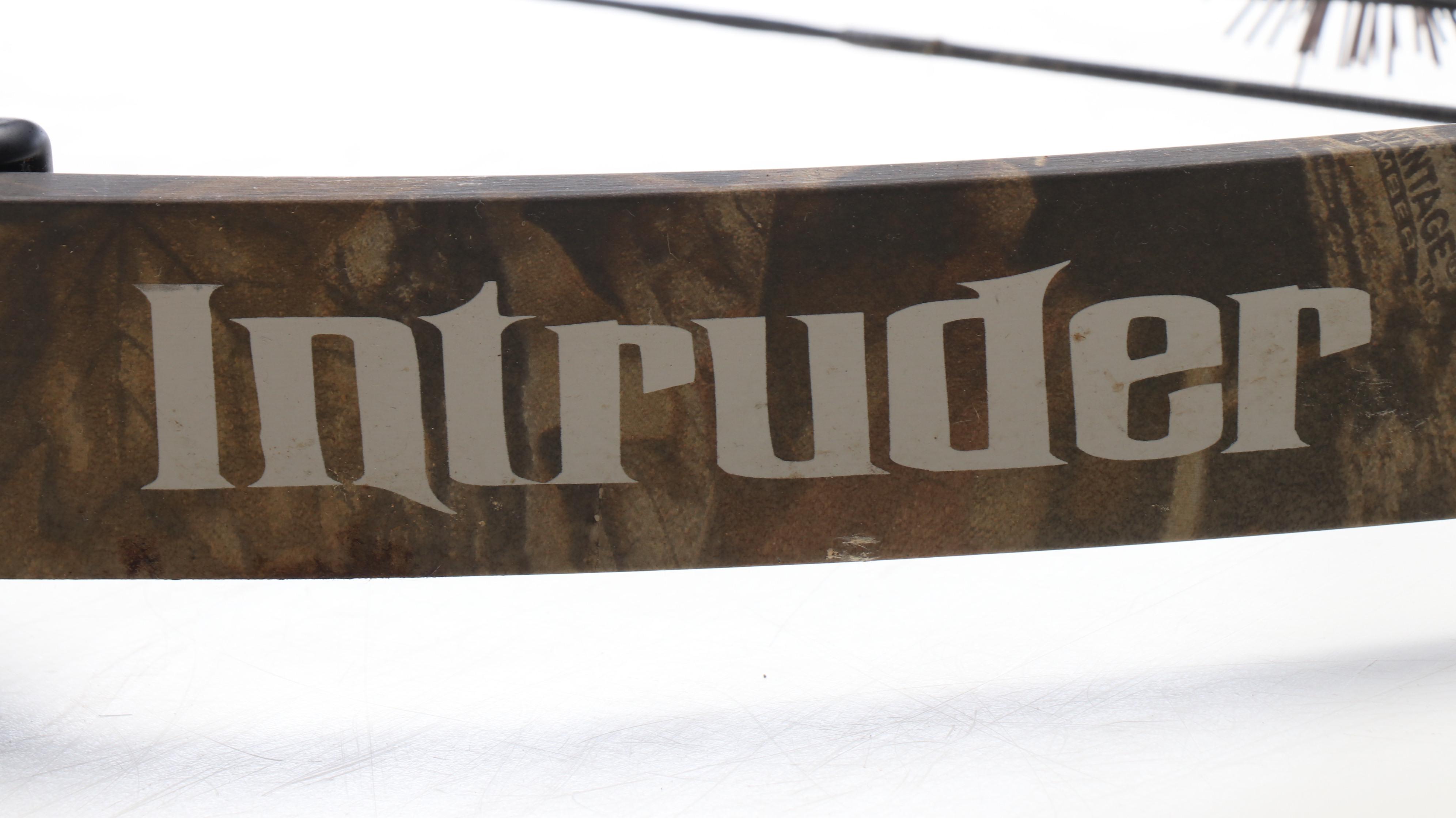 Hoyt Intruder Compound Bow with Carbon Arrows and Real Tree Camo Bag