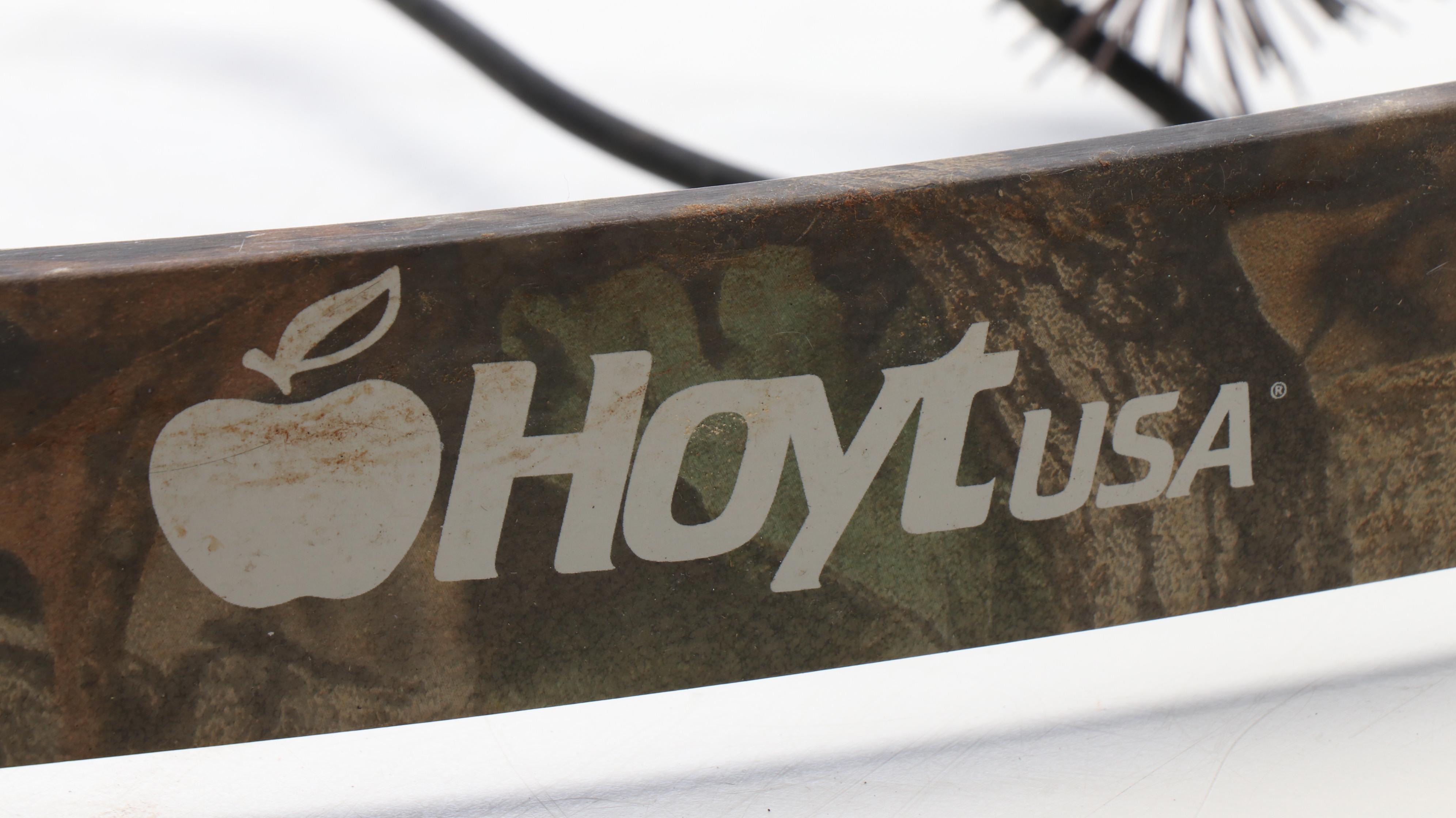 Hoyt Intruder Compound Bow with Carbon Arrows and Real Tree Camo Bag