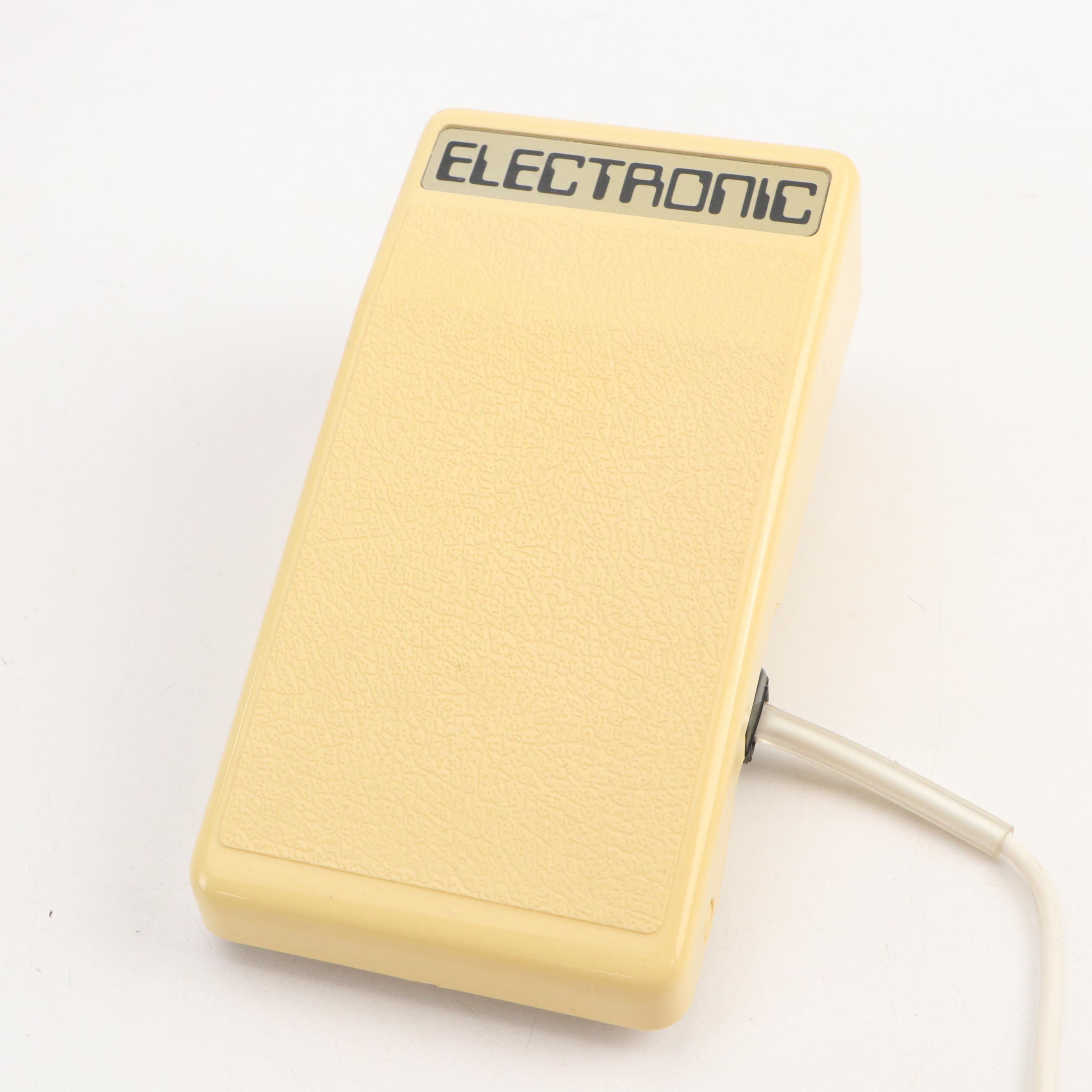 Pfaff Coverlock 4872 Sewing Machine with Thread