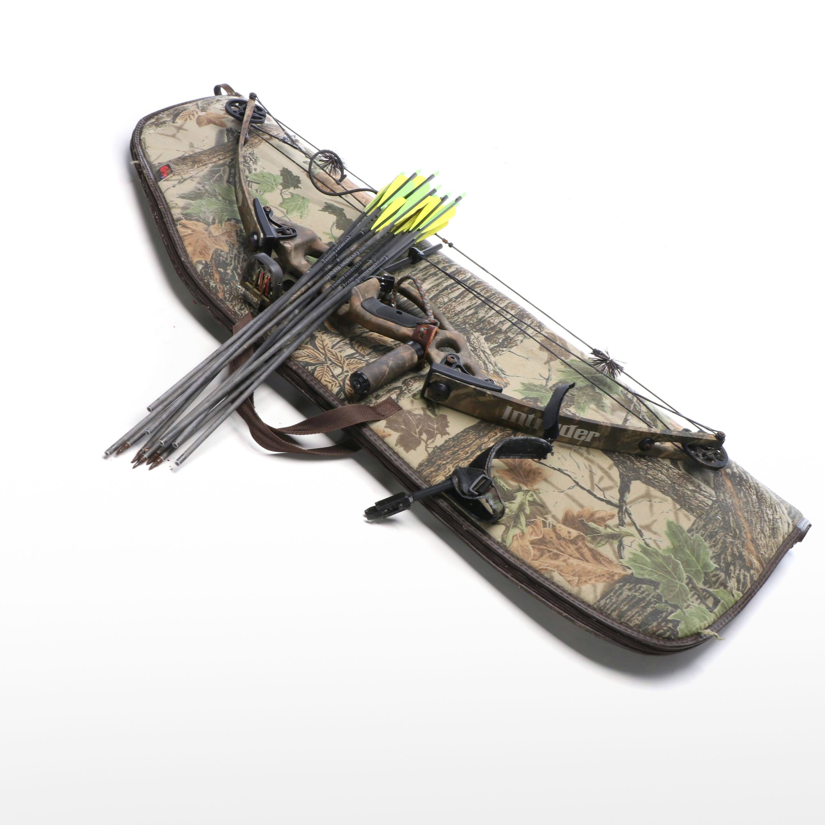 Hoyt Intruder Compound Bow with Carbon Arrows and Real Tree Camo Bag