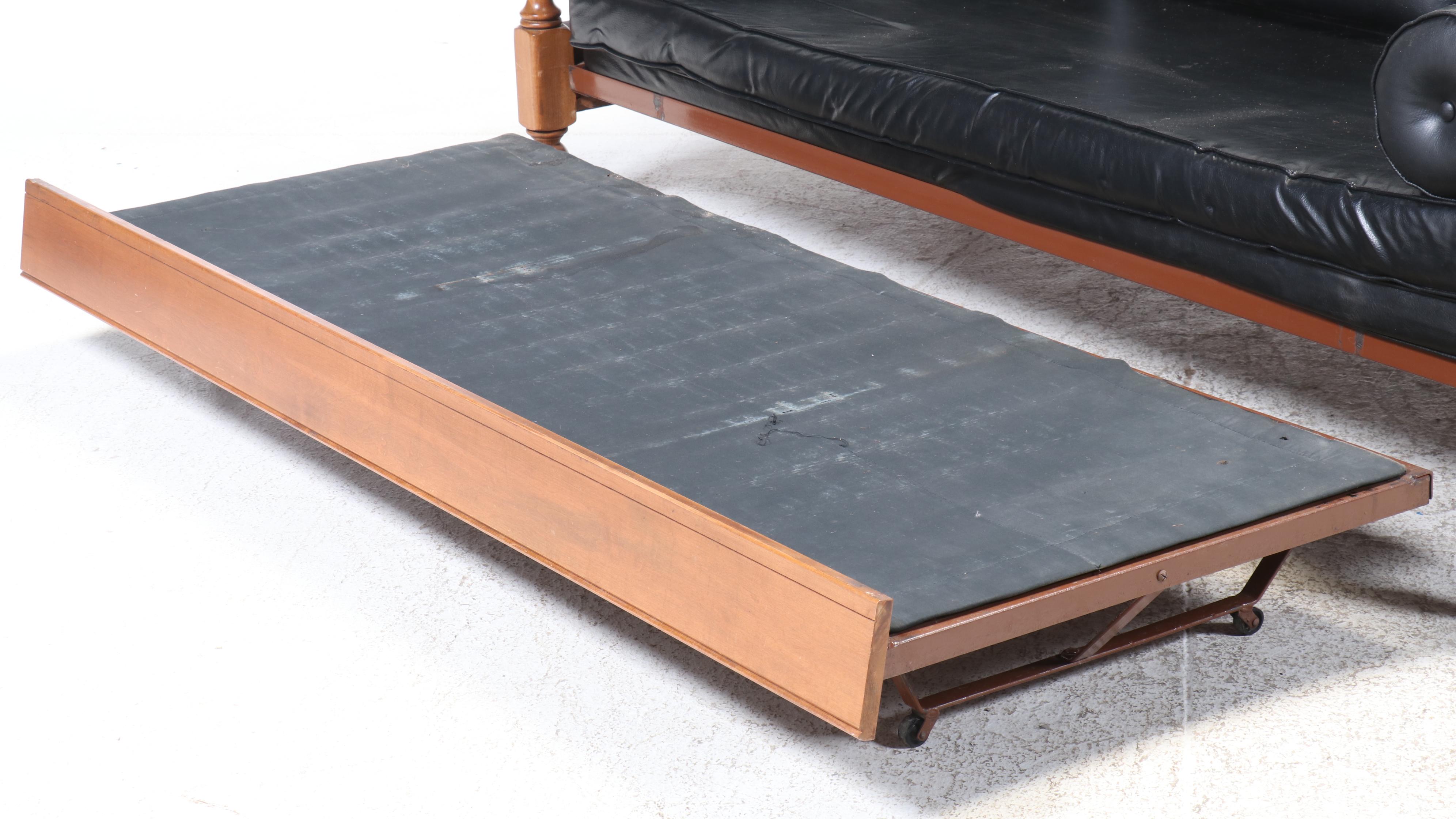 Ethan Allen Colonial Style Maple Finish Daybed with Trundle, Mid to Late 20th C.