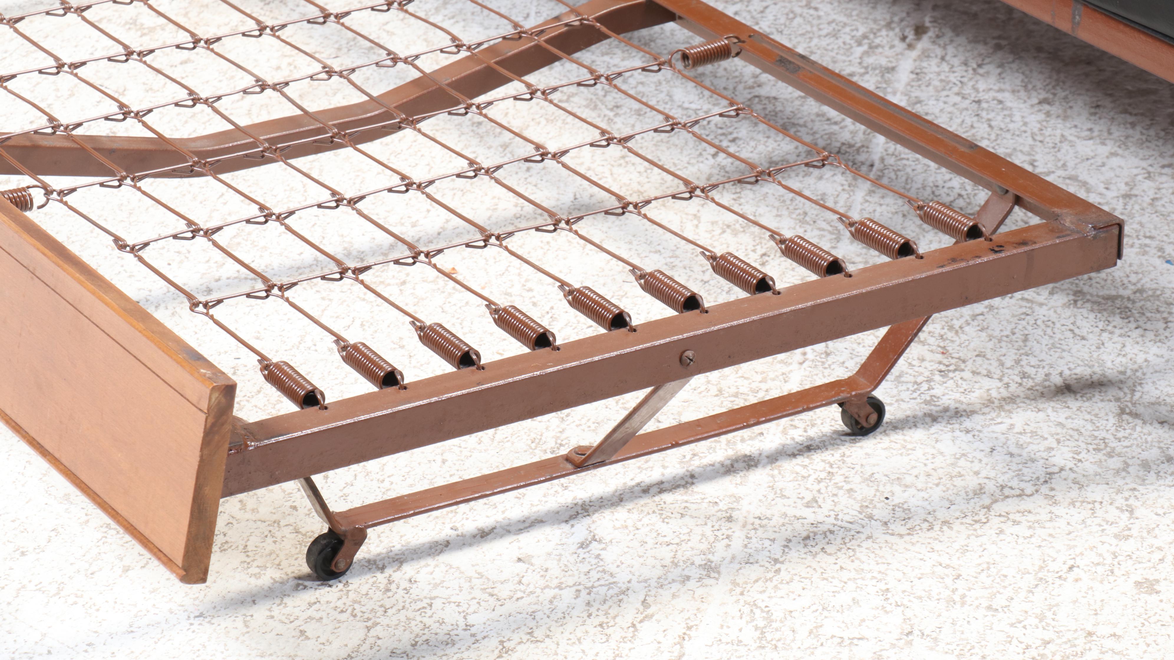 Ethan Allen Colonial Style Maple Finish Daybed with Trundle, Mid to Late 20th C.