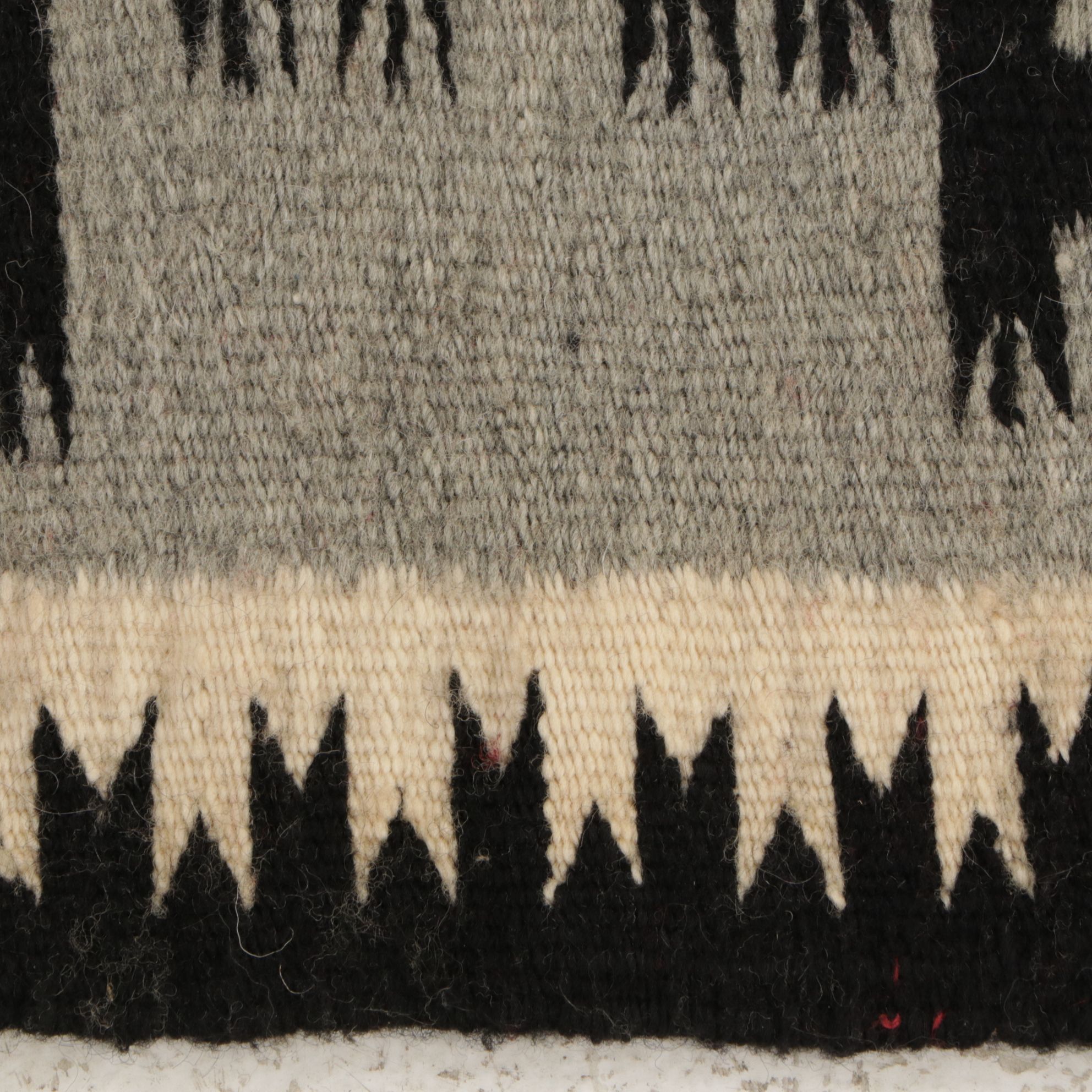 2' x 2'1" Handwoven Navajo Storm Pattern Accent Rug