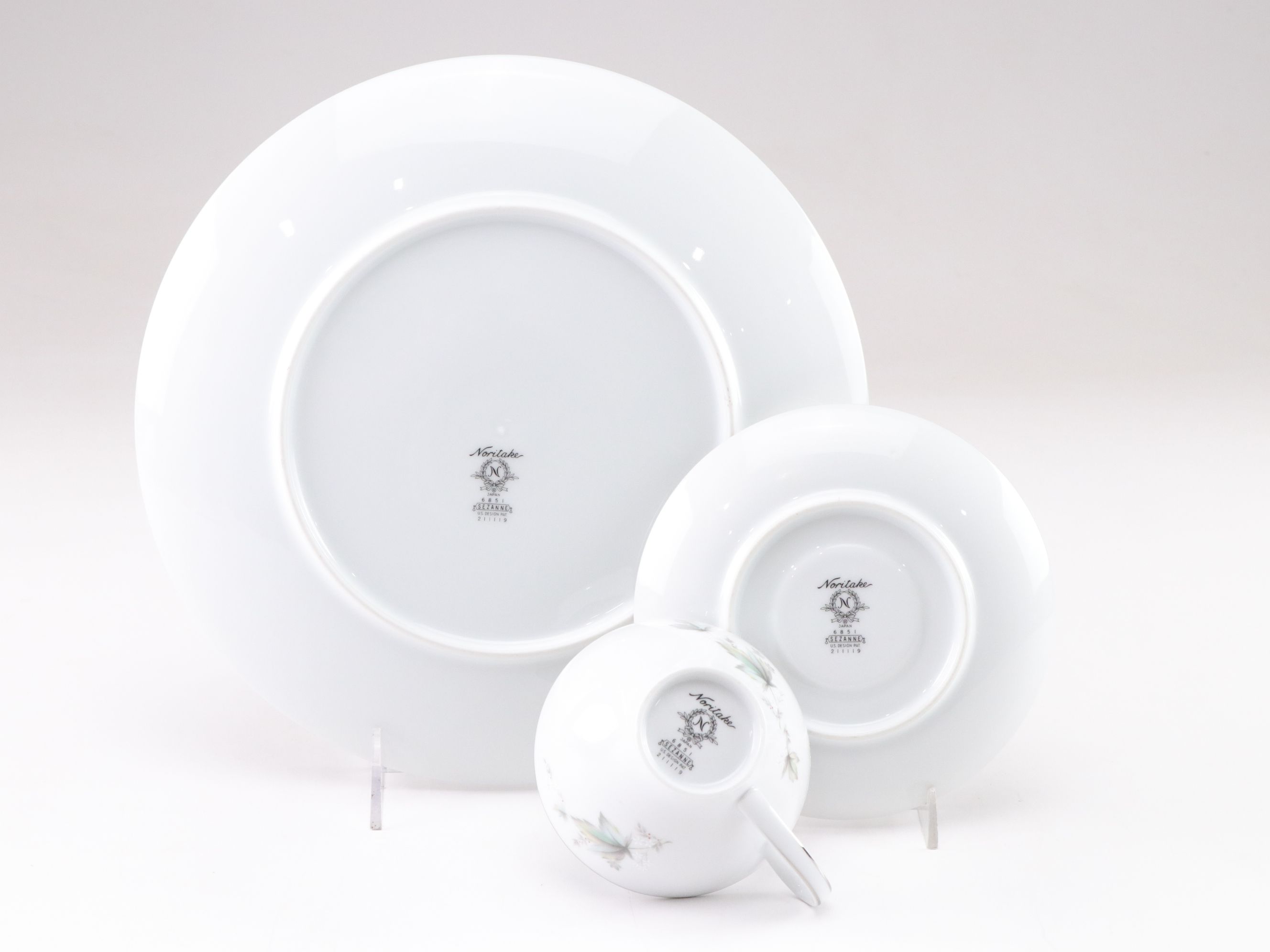 Noritake "Sezanne" Fine China Dinner Service For Six with Display Stand