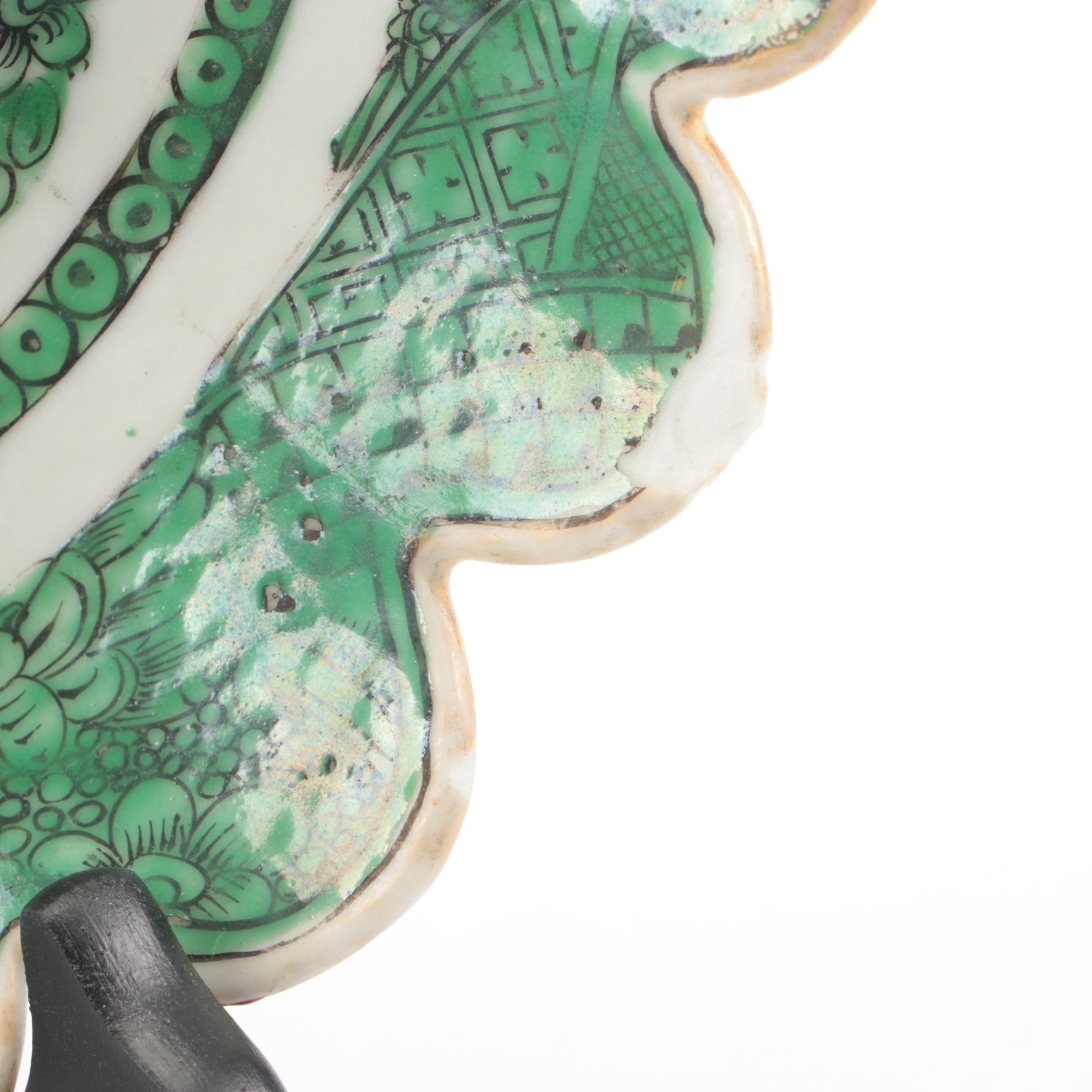 Chinese "Green Fitzhugh" Porcelain Decorative Plate with Wood Stand