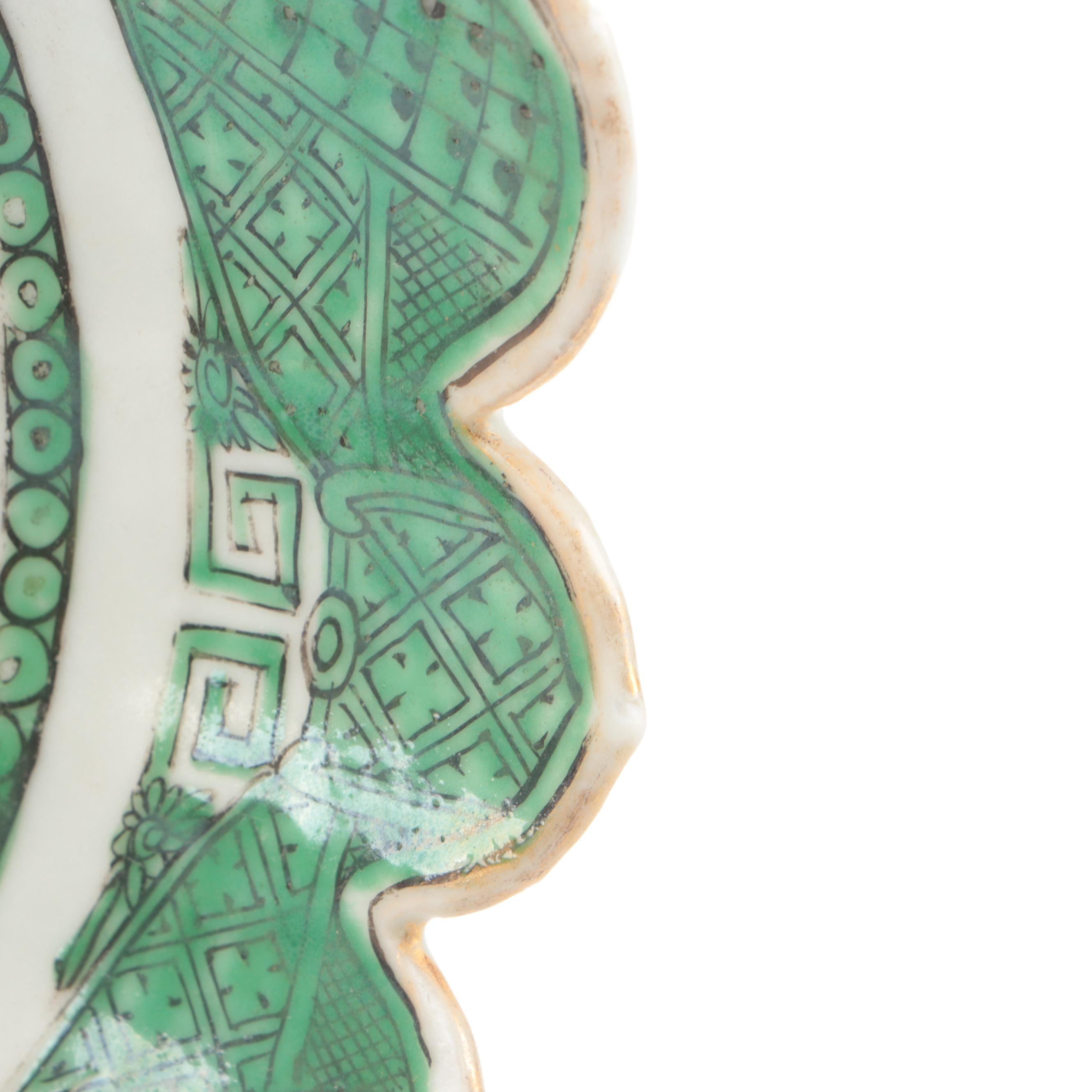 Chinese "Green Fitzhugh" Porcelain Decorative Plate with Wood Stand