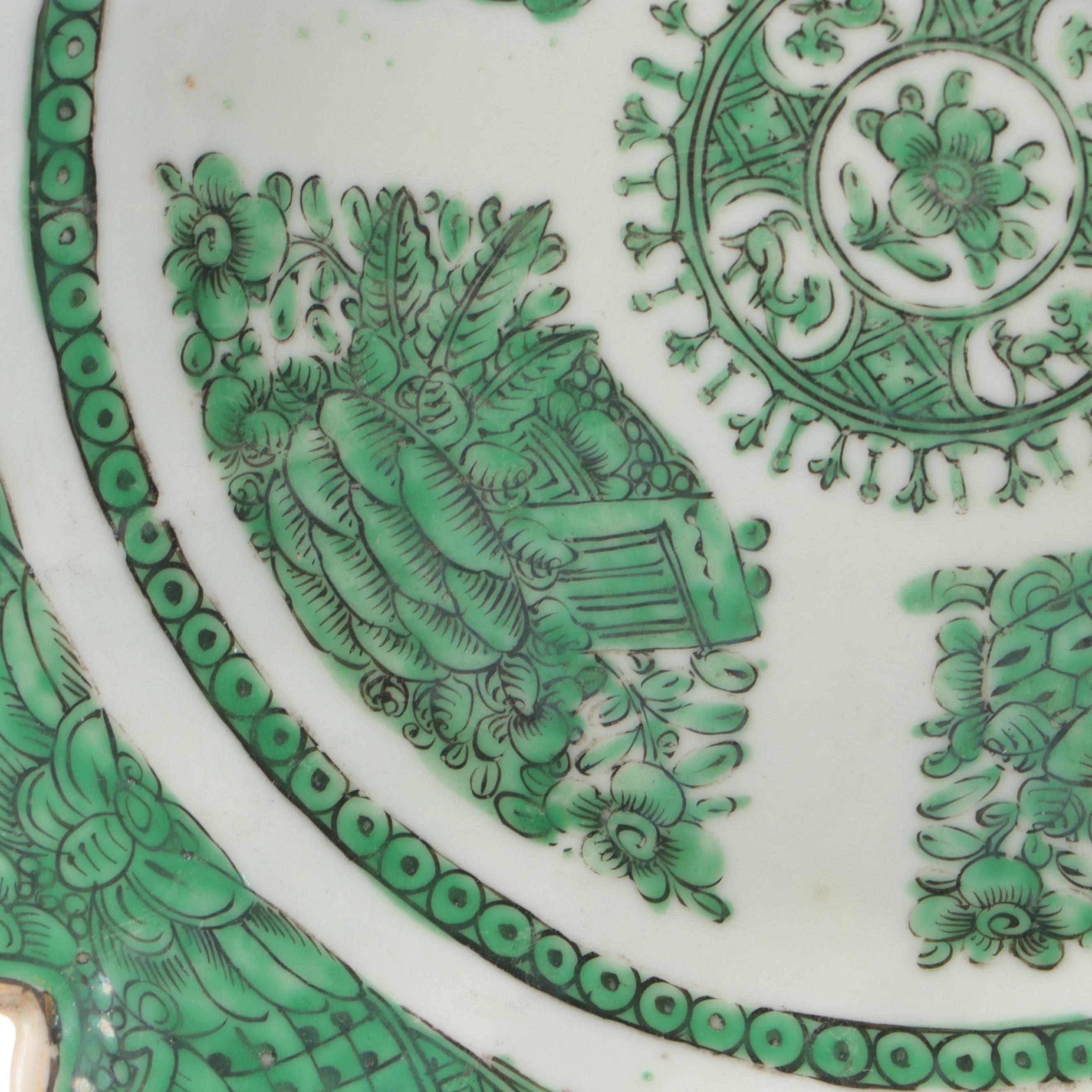 Chinese "Green Fitzhugh" Porcelain Decorative Plate with Wood Stand