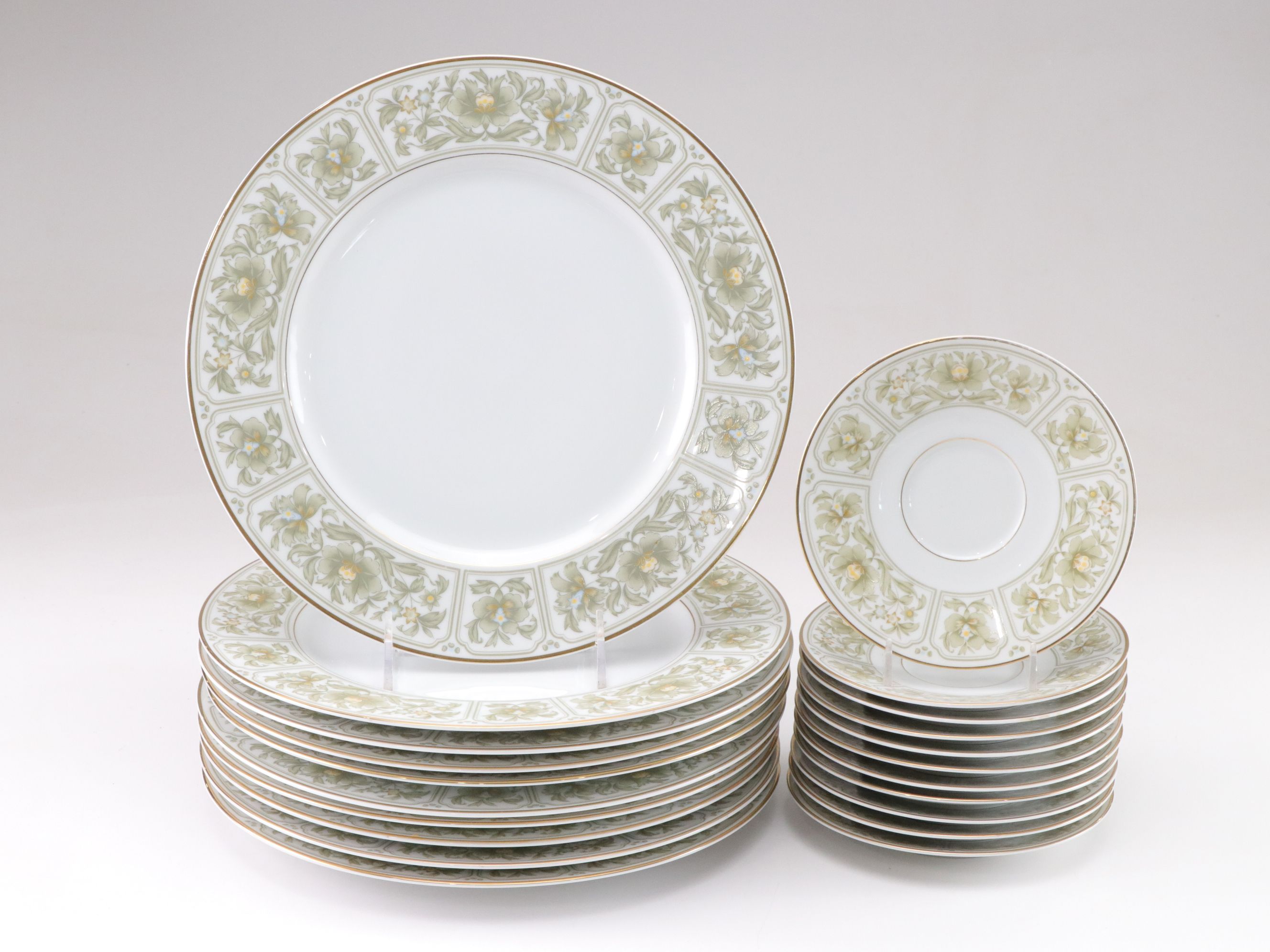 Sango "Savannah" Gilt Porcelain Dinnerware and Serving Dishes, Late 20th C.